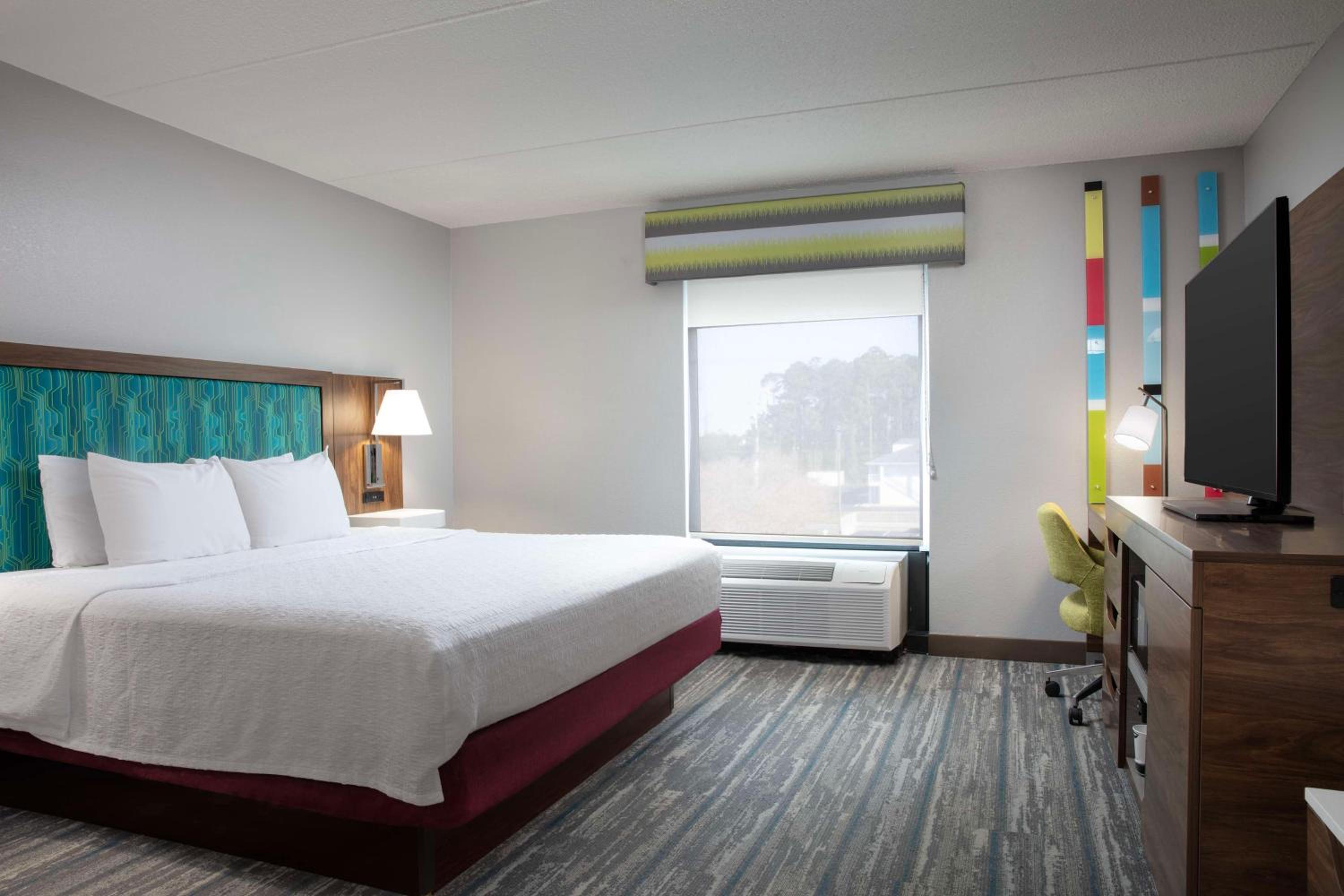 King Room with King Bed - Non-Smoking - Photo 6
