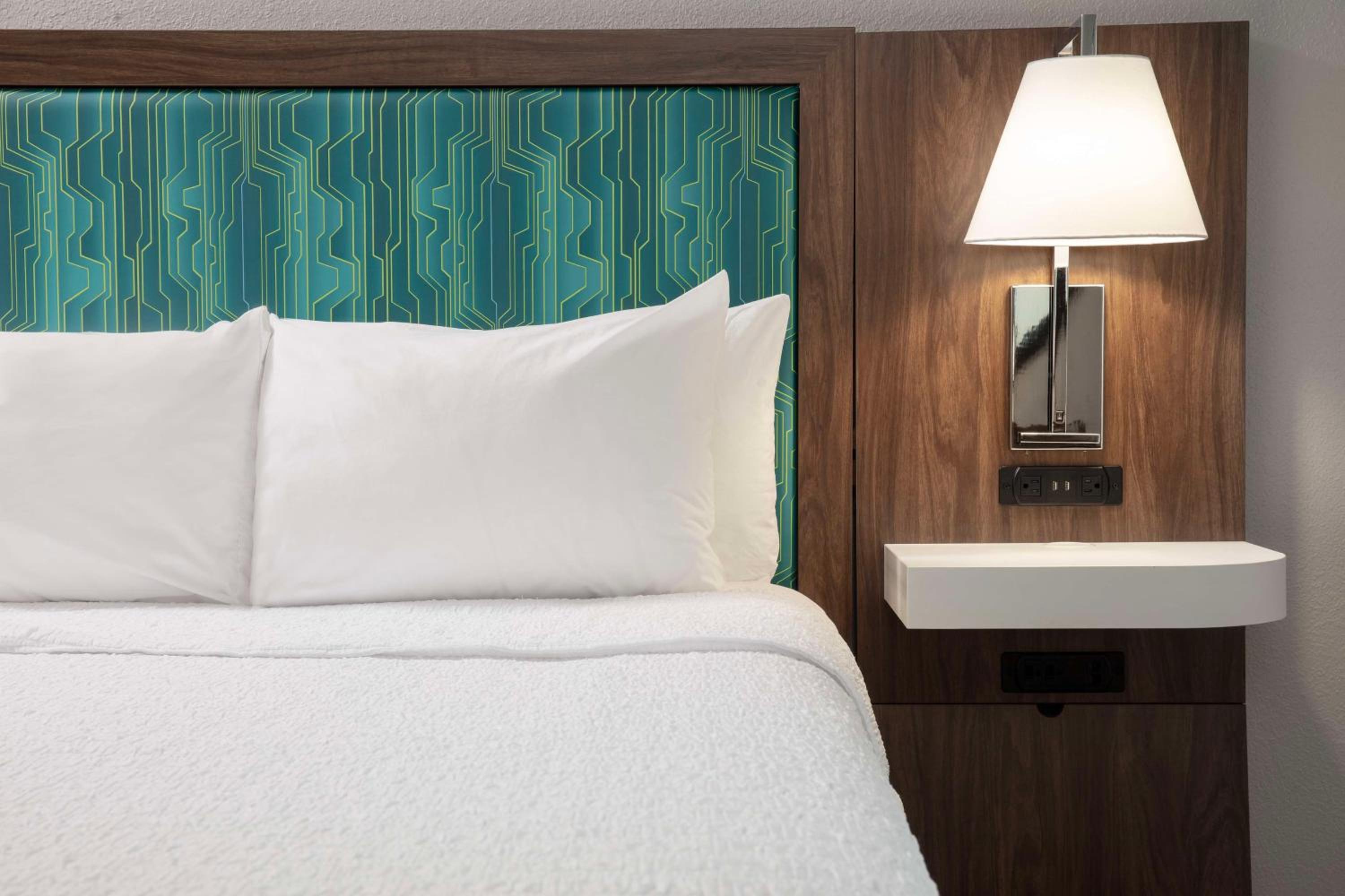 King Room with King Bed - Non-Smoking - Photo 4