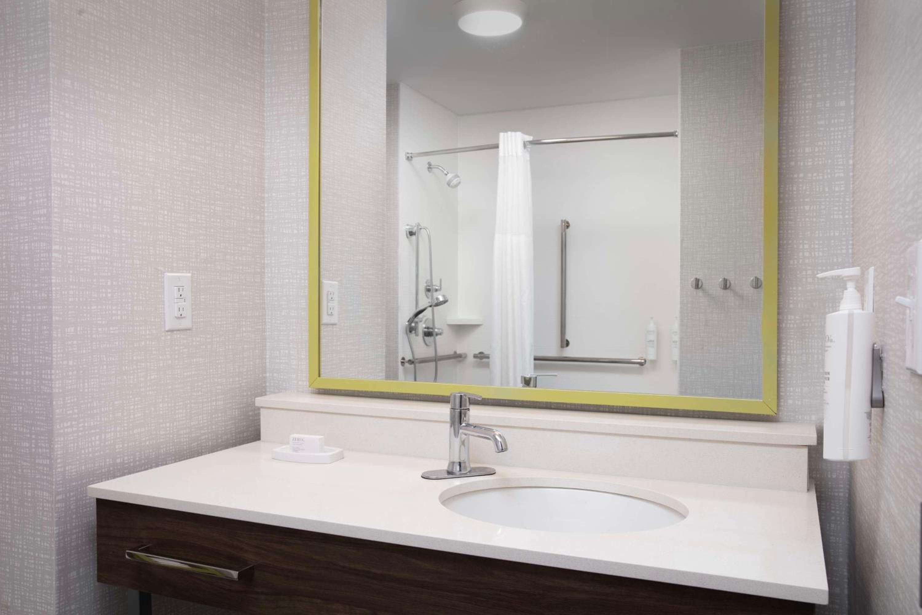 King Room Mobility and Hearing Access/Non-Smoking - Photo 5