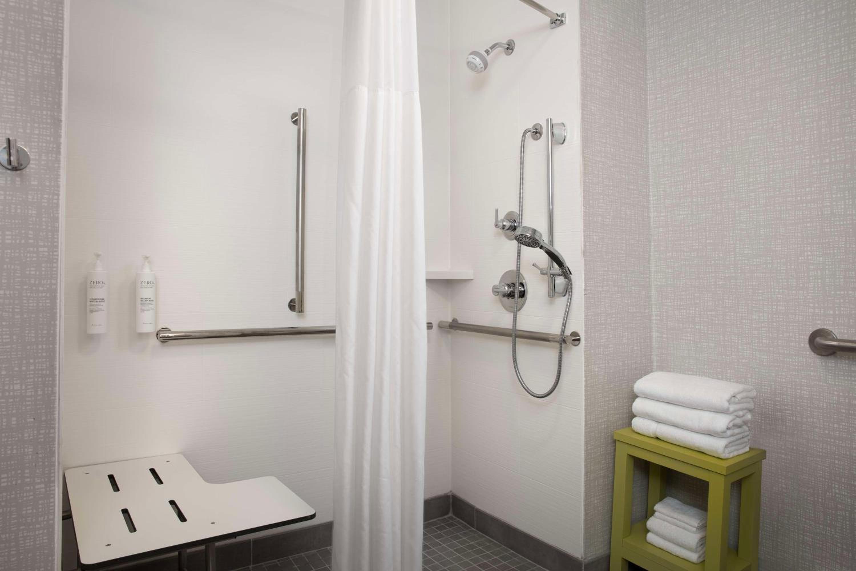 King Room Mobility and Hearing Access/Non-Smoking - Photo 8