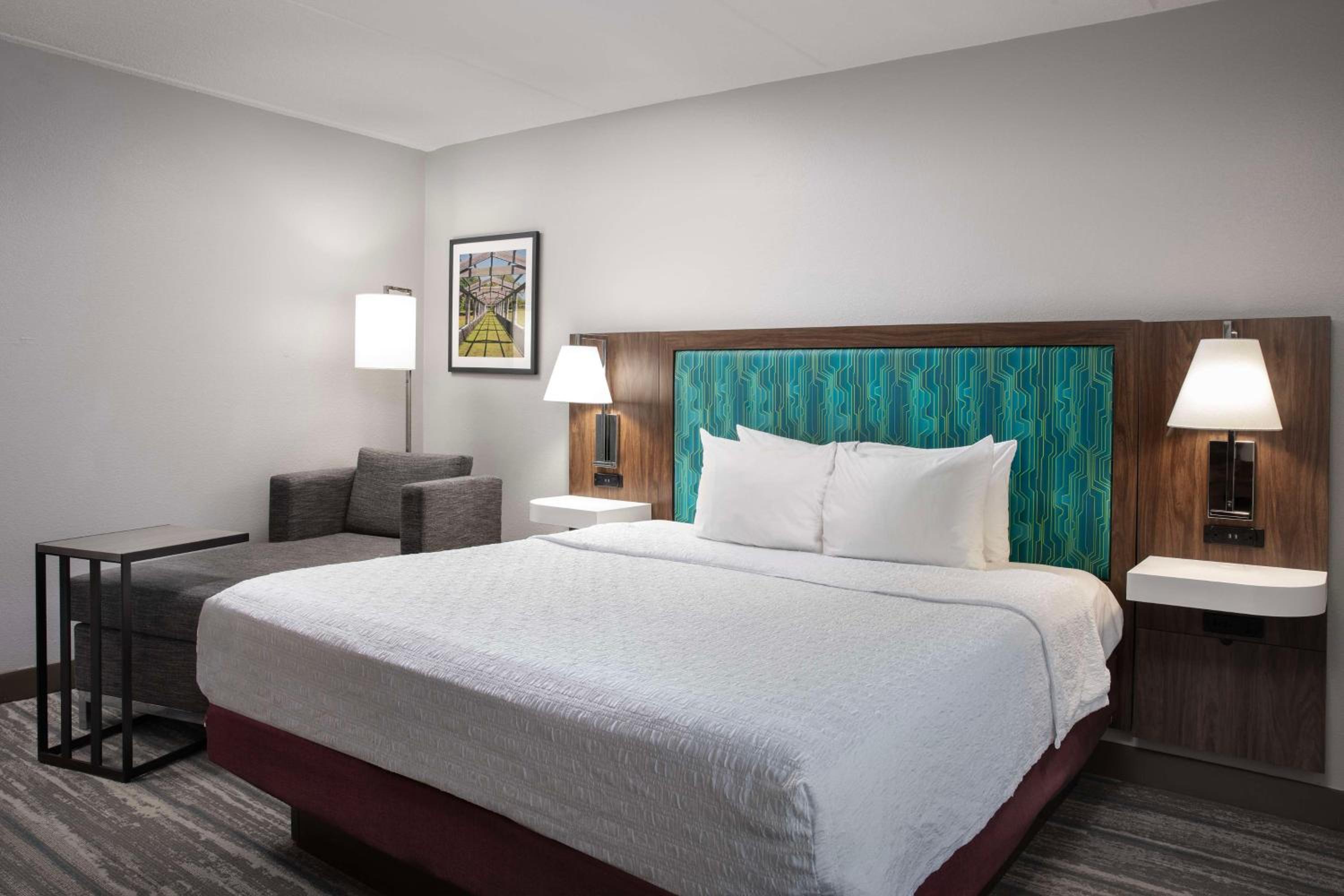 King Room with King Bed - Non-Smoking - Photo 7