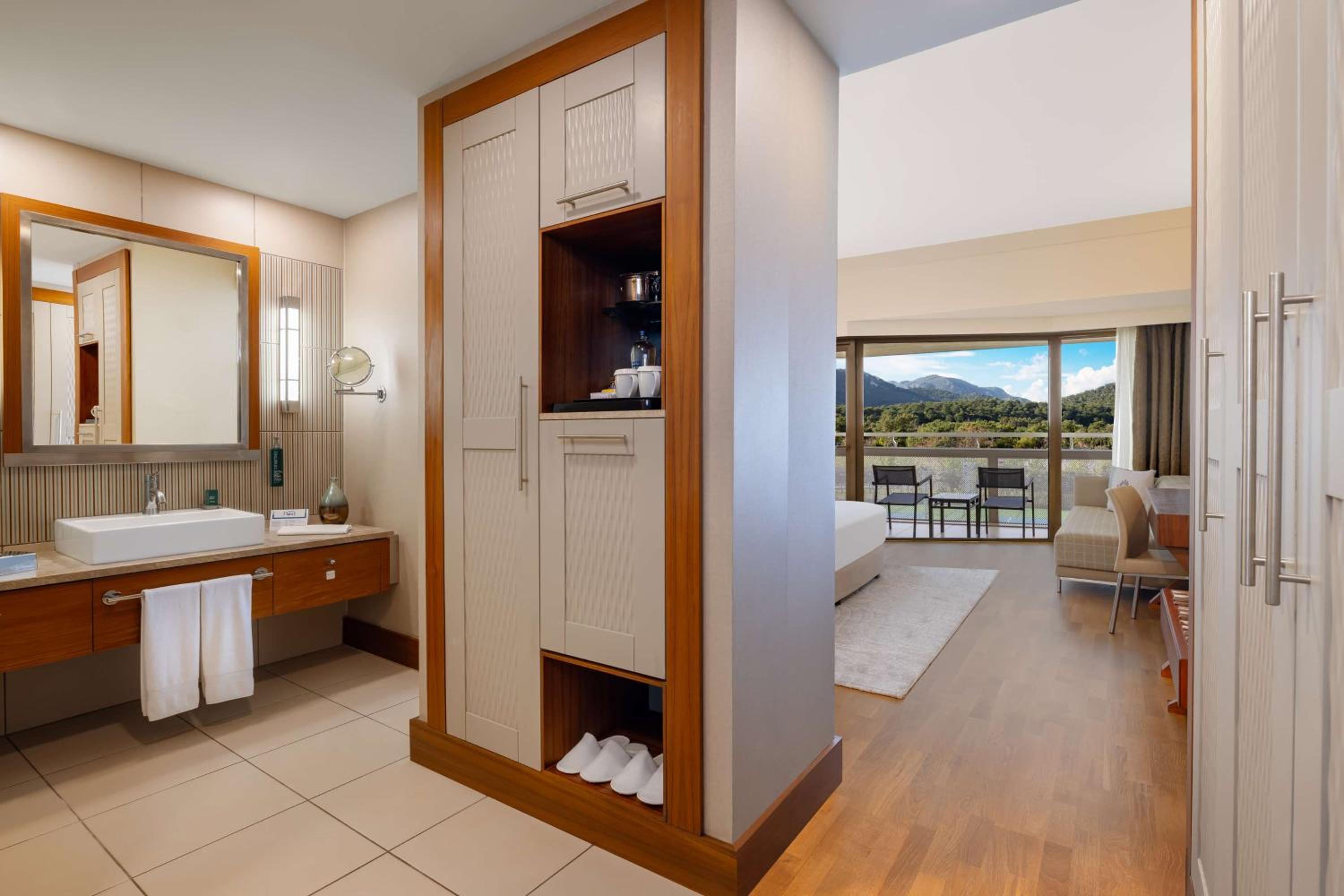 FAMILY ROOM WITH GARDEN VIEW thumbnail 5