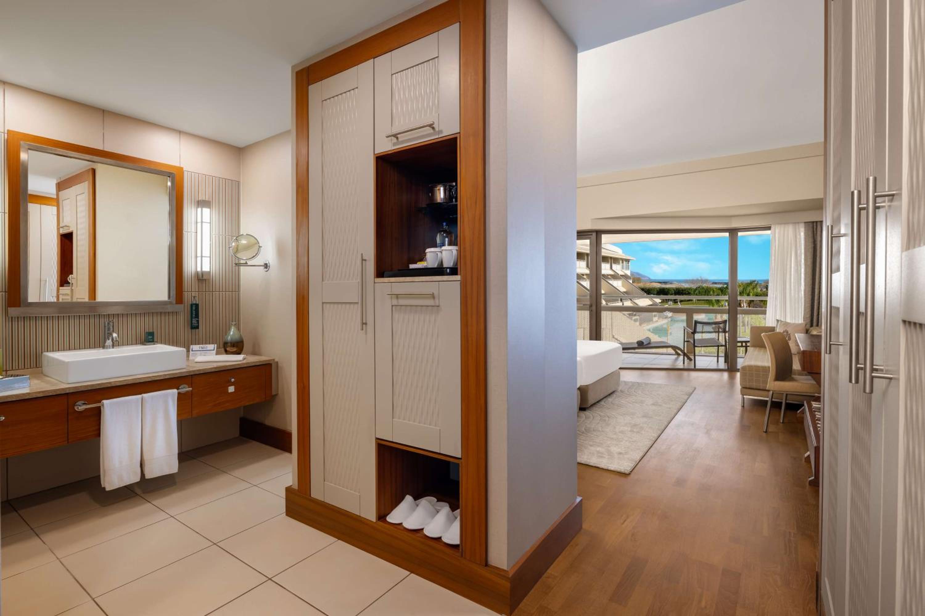 Twin Guest Room with Pool Access and Sea View