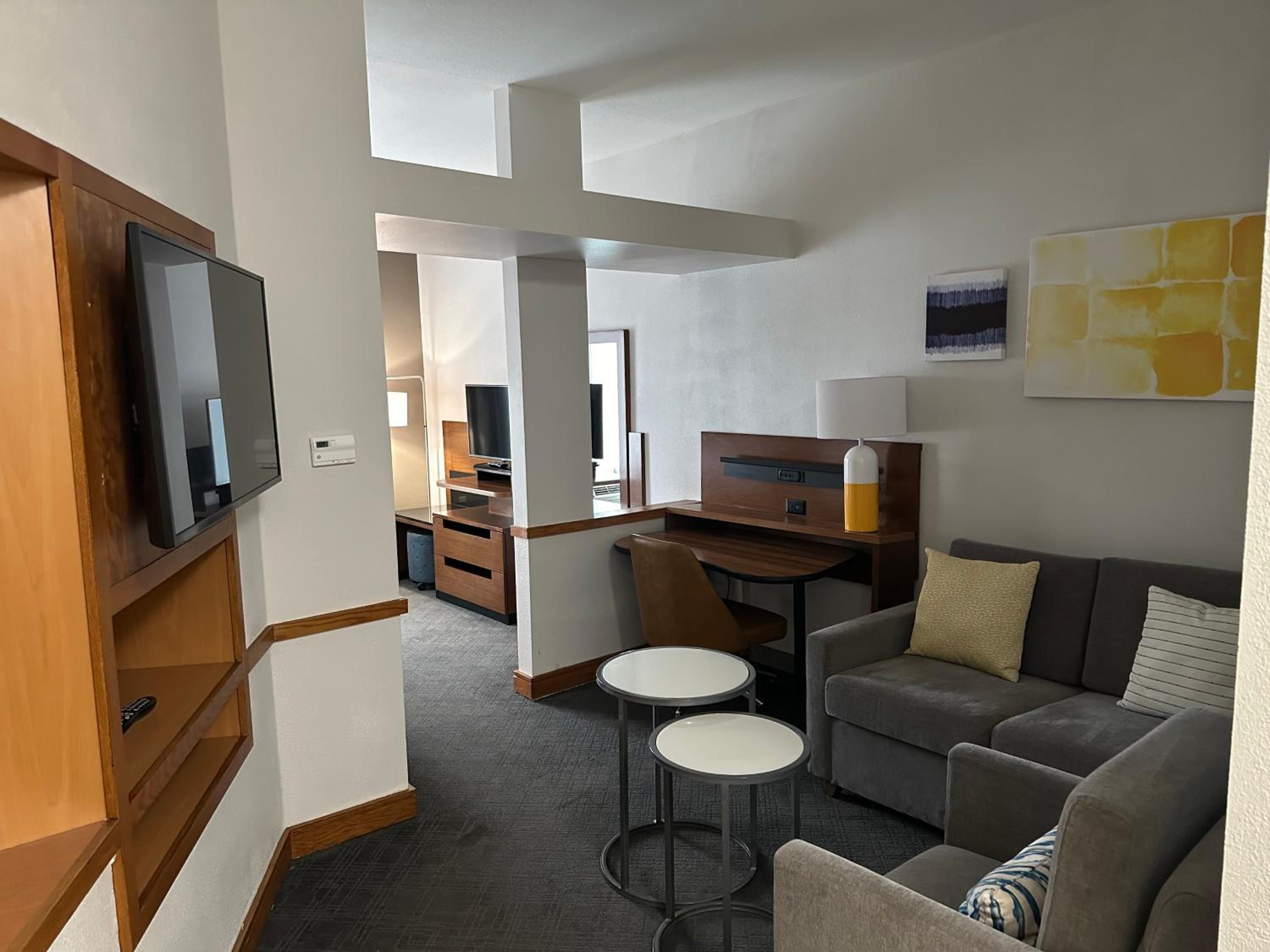 King Suite - Non Smoking - Photo 4