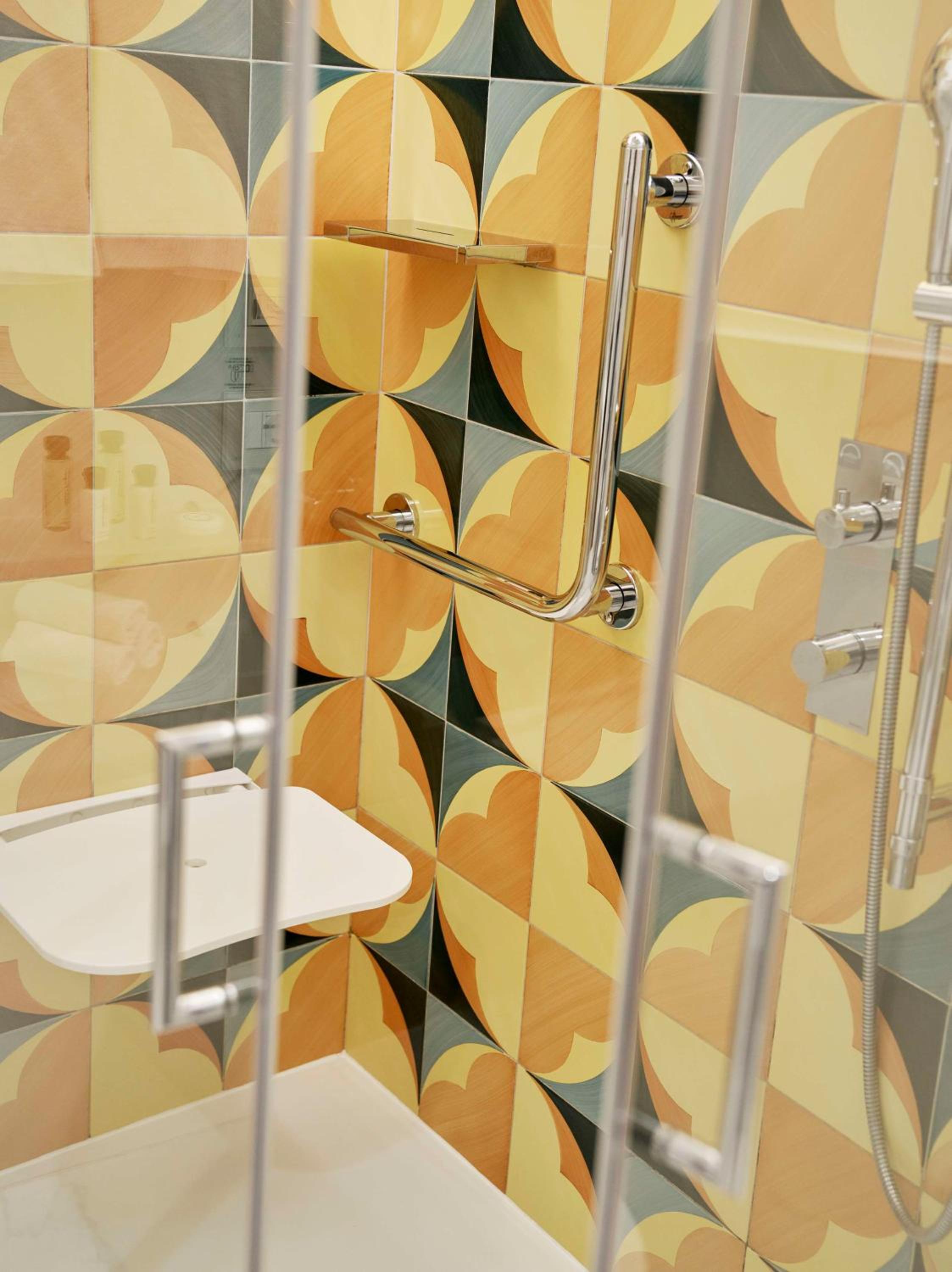 King Room - Mobility Accessible thumbnail 6