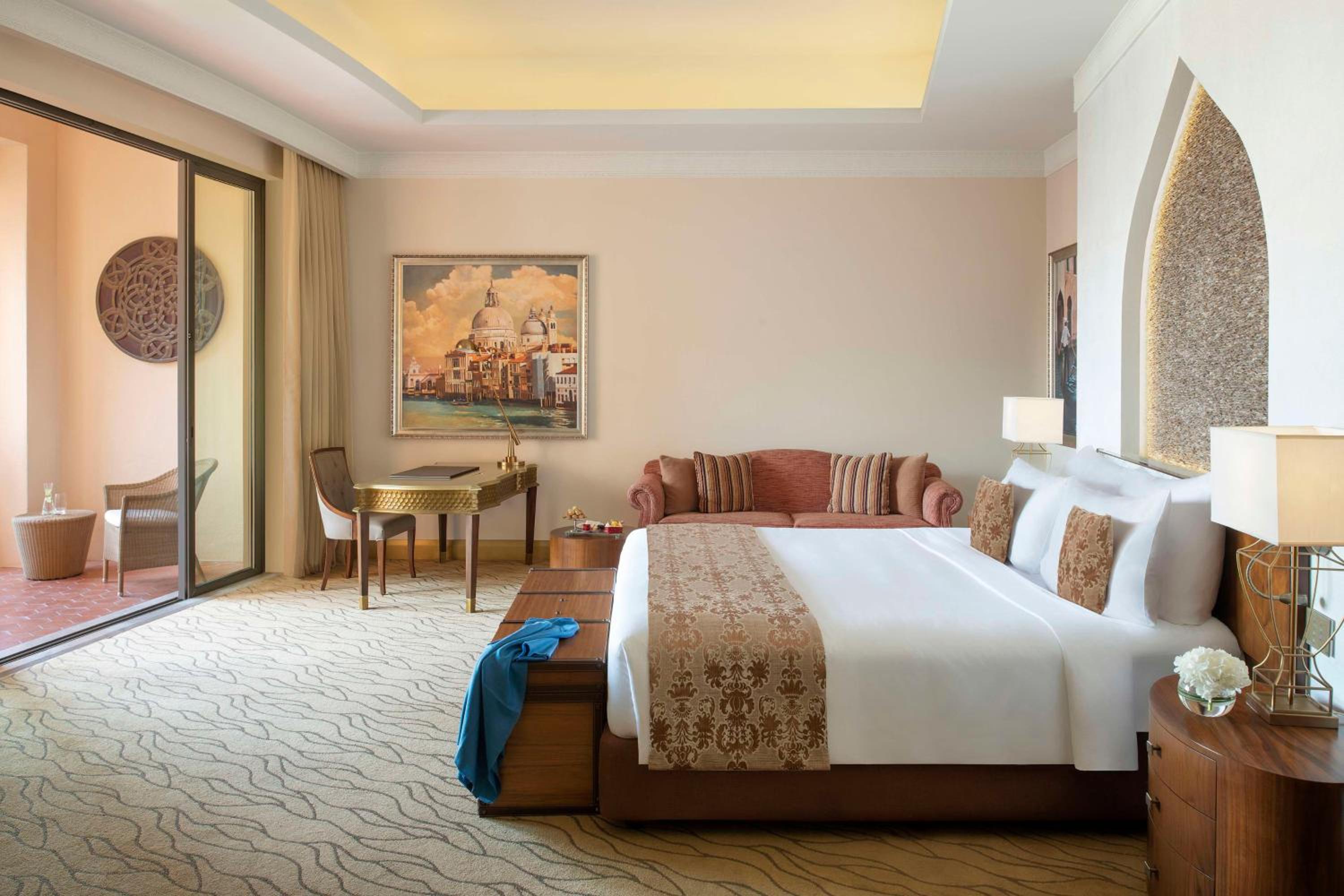 Deluxe Pool View Room King