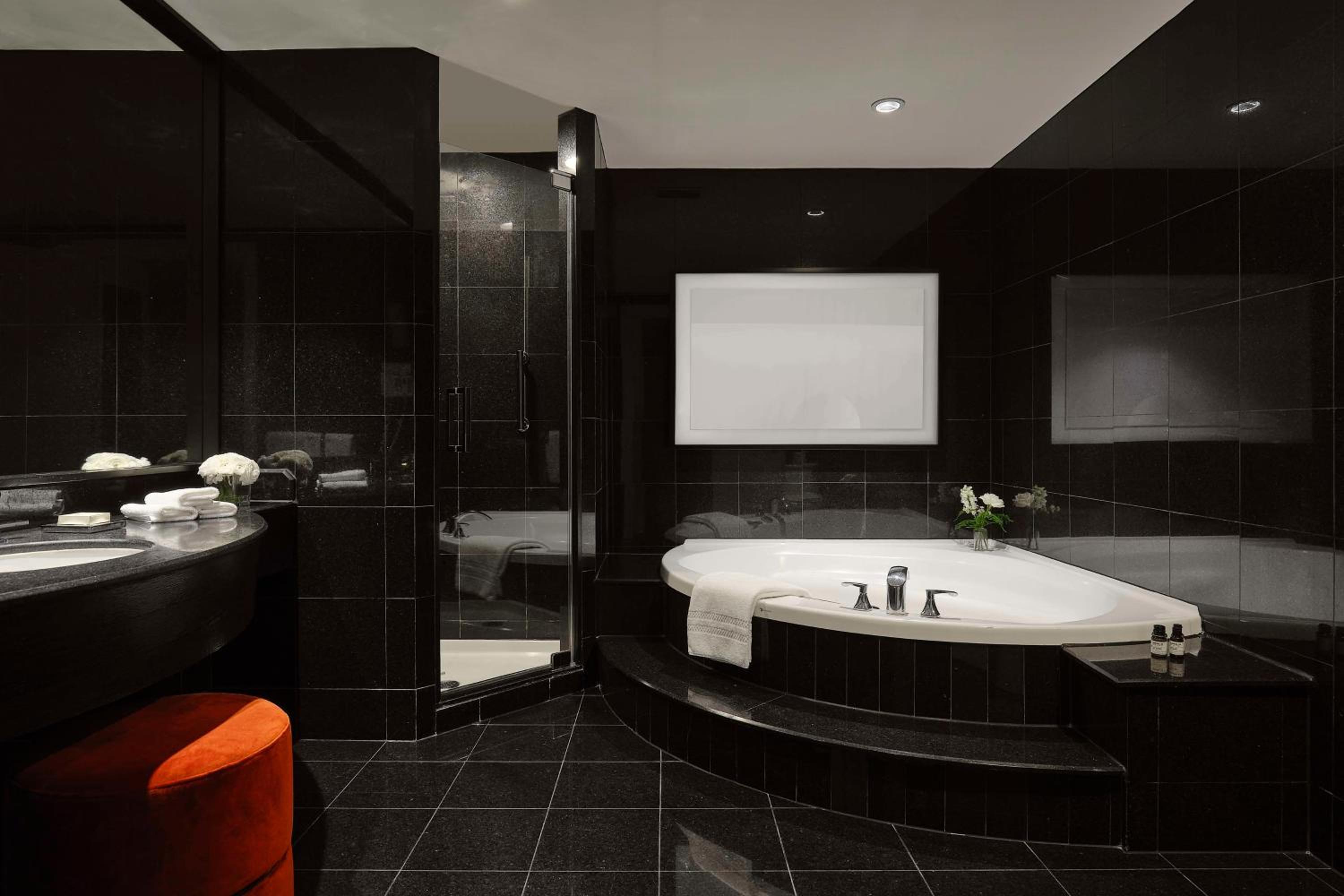 Superior King Room - Photo 11