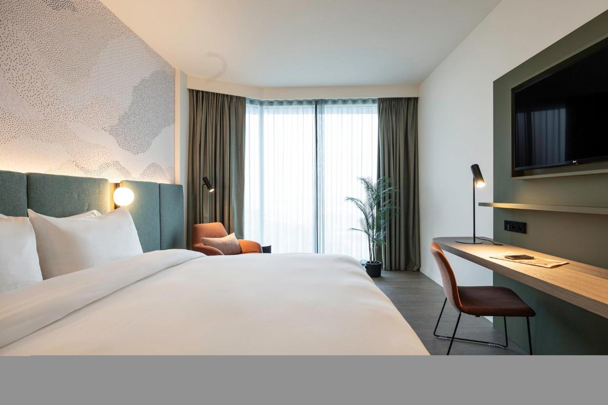 Standard King Room - Accessible photo 3