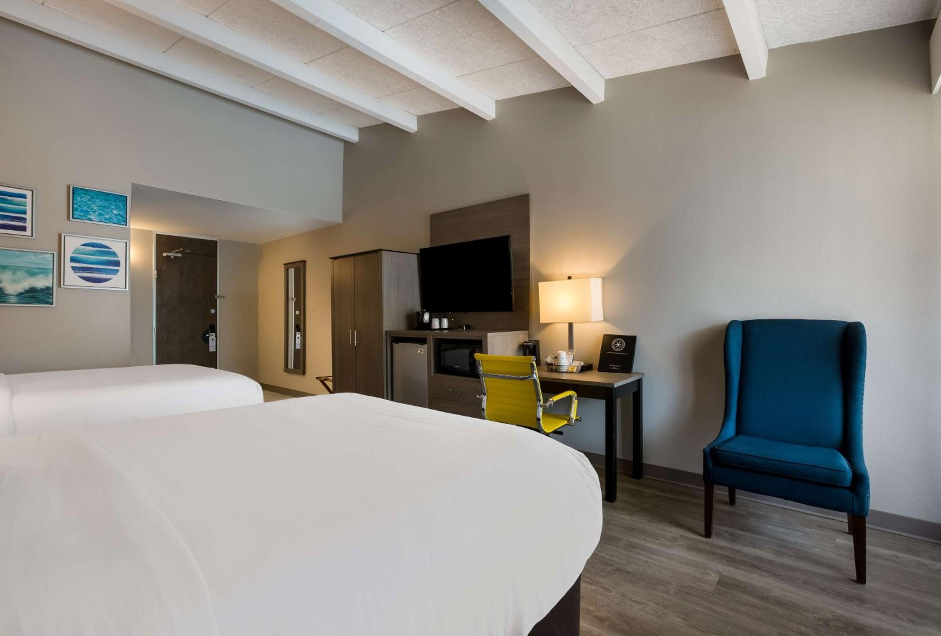 Queen Room with Two Queen Beds - First Floor/Non-Smoking photo 1