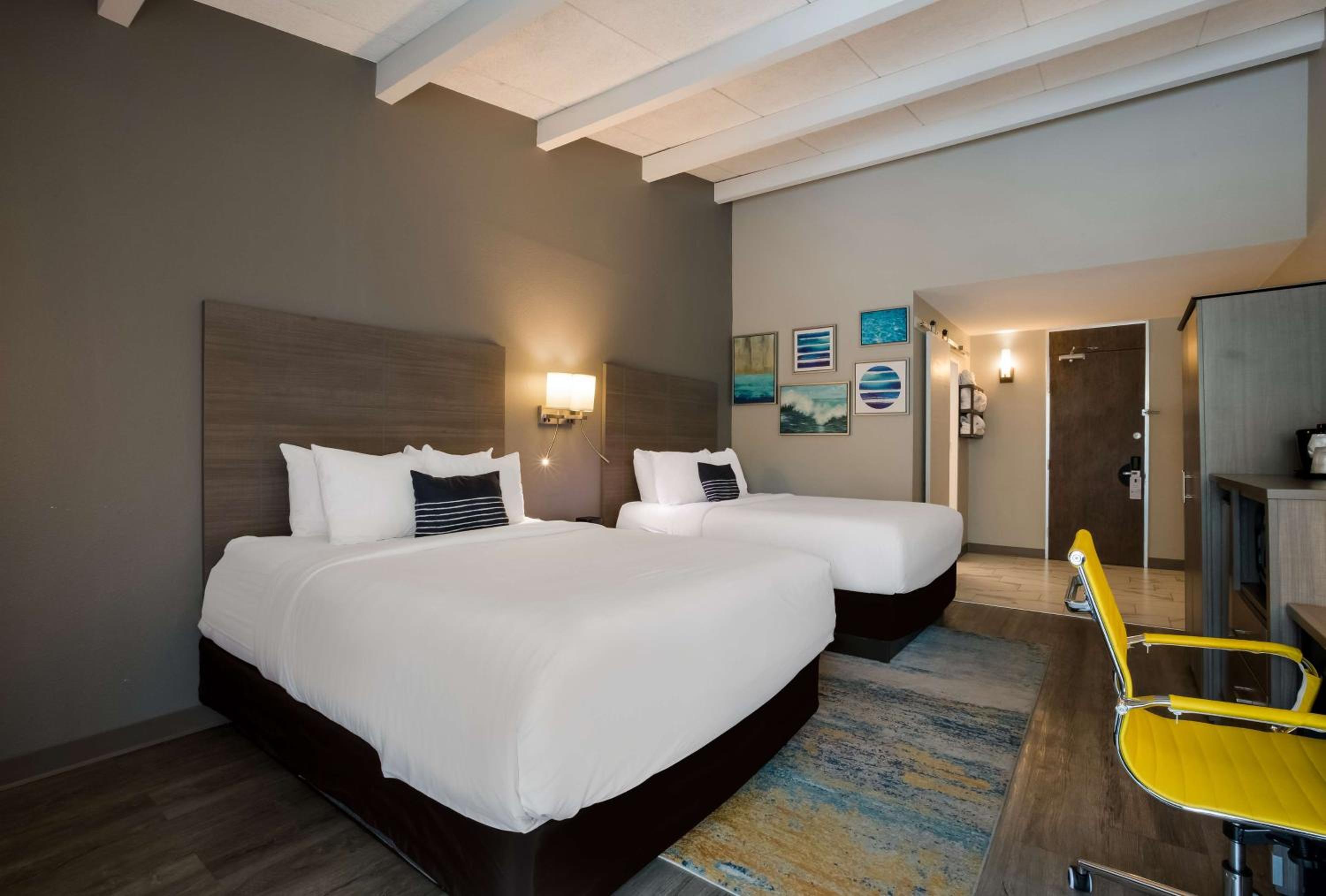 Queen Room with Two Queen Beds - First Floor/Non-Smoking photo 3