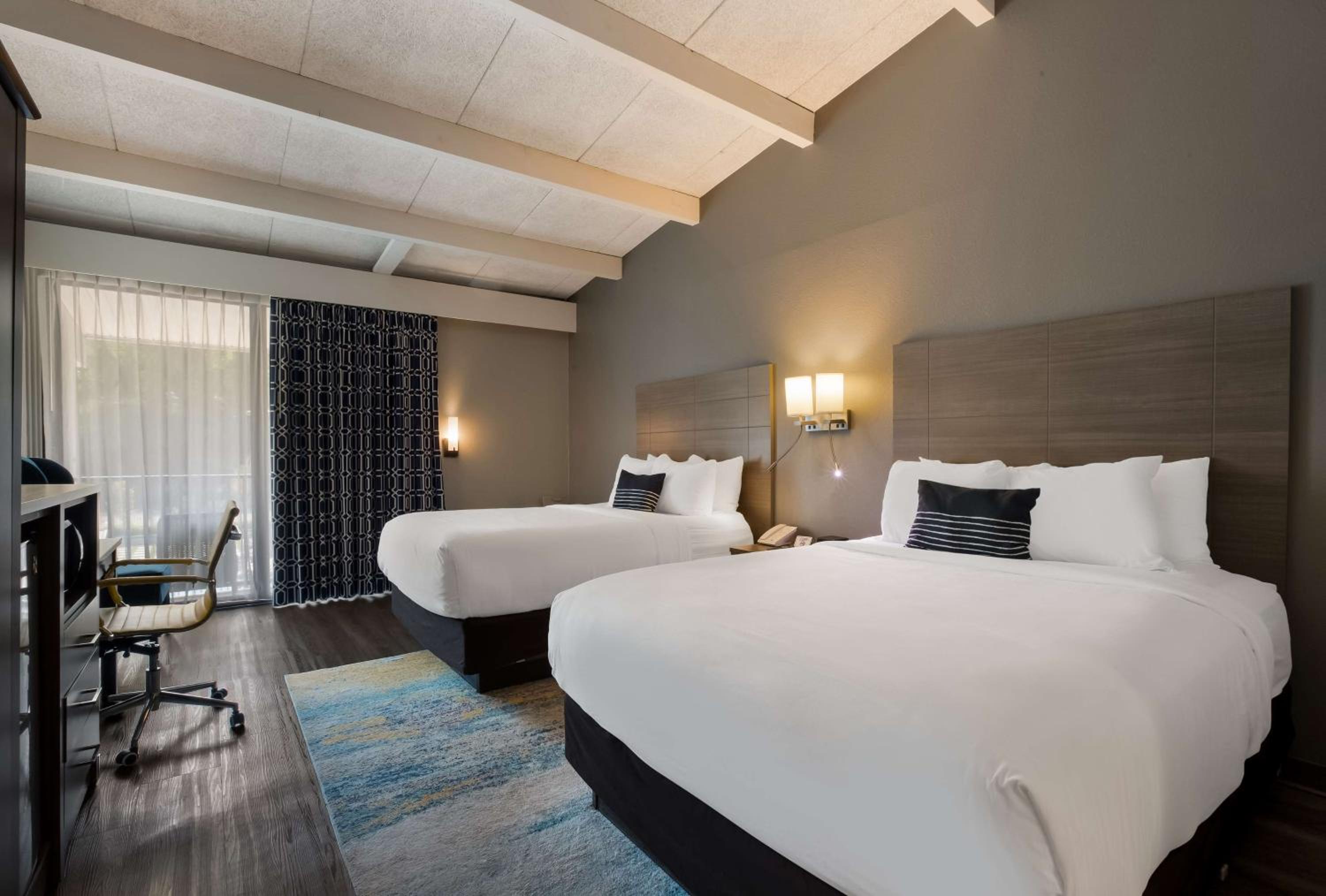 Queen Room with Two Queen Beds - Second Floor/Non-Smoking photo 3