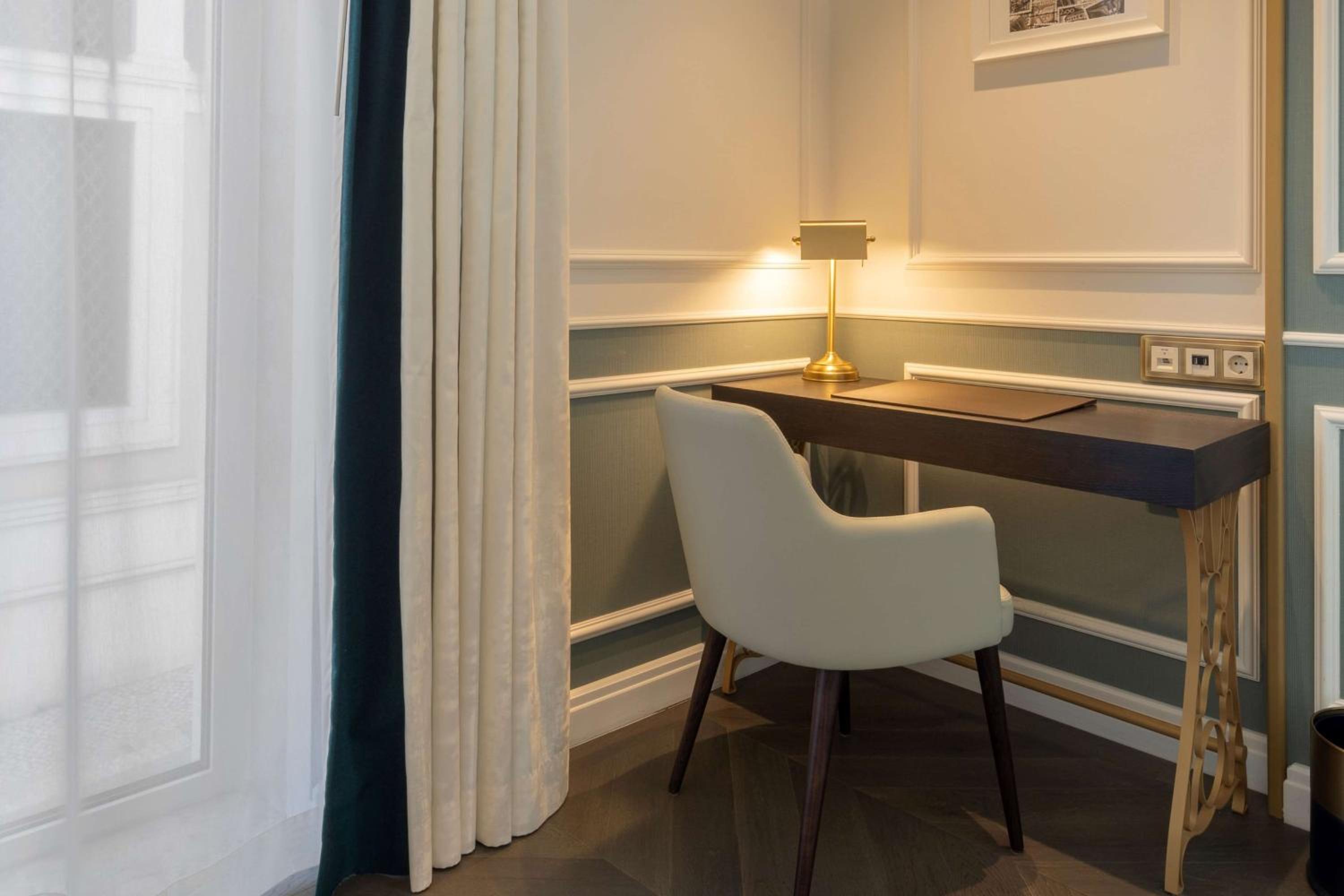 Premium Corner King Room with One King Bed (Non Smoking) - Photo 4