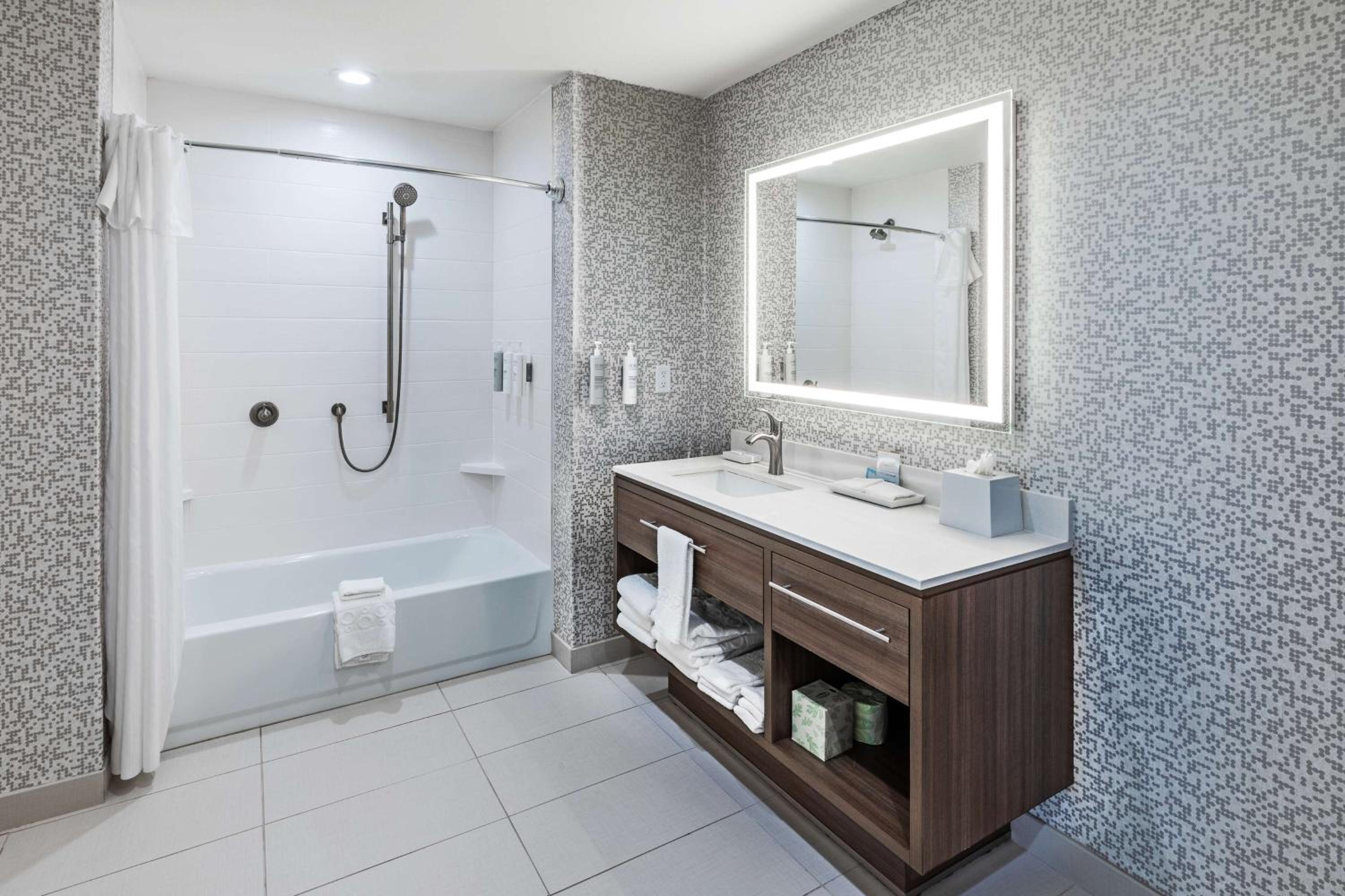 King Studio Suite with Accessible Tub - Mobility Access - Photo 5