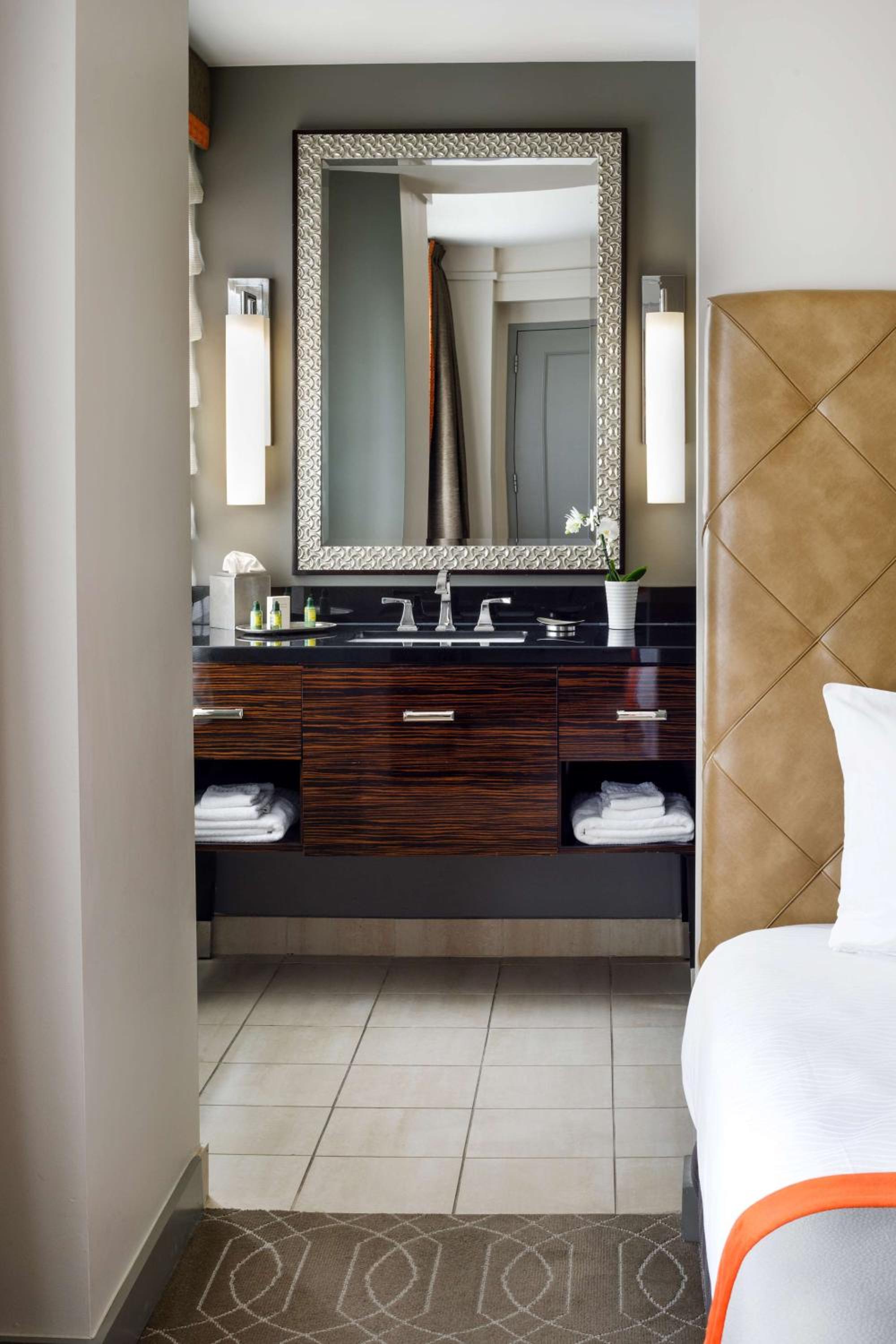 Deluxe Double Queen Room - Photo 2