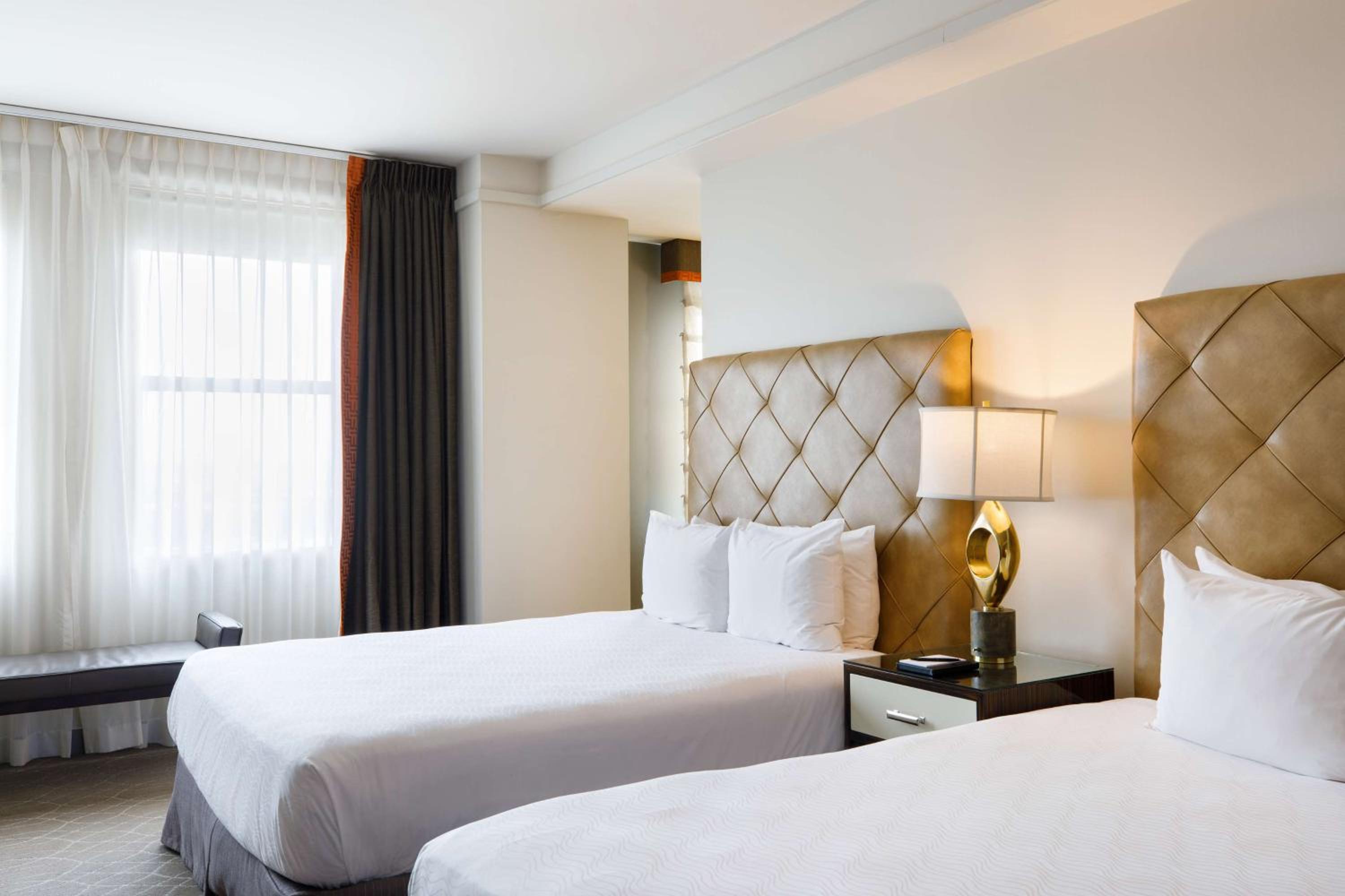 Deluxe Double Queen Room - Photo 4