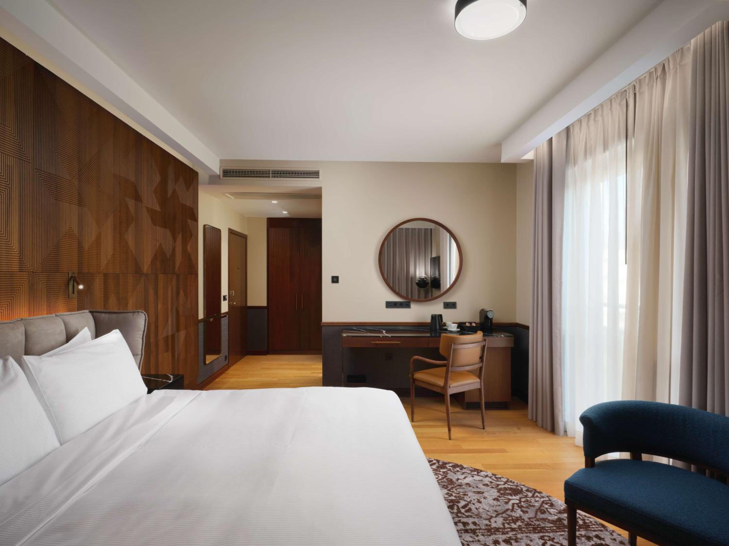 Deluxe King Room - Photo 4