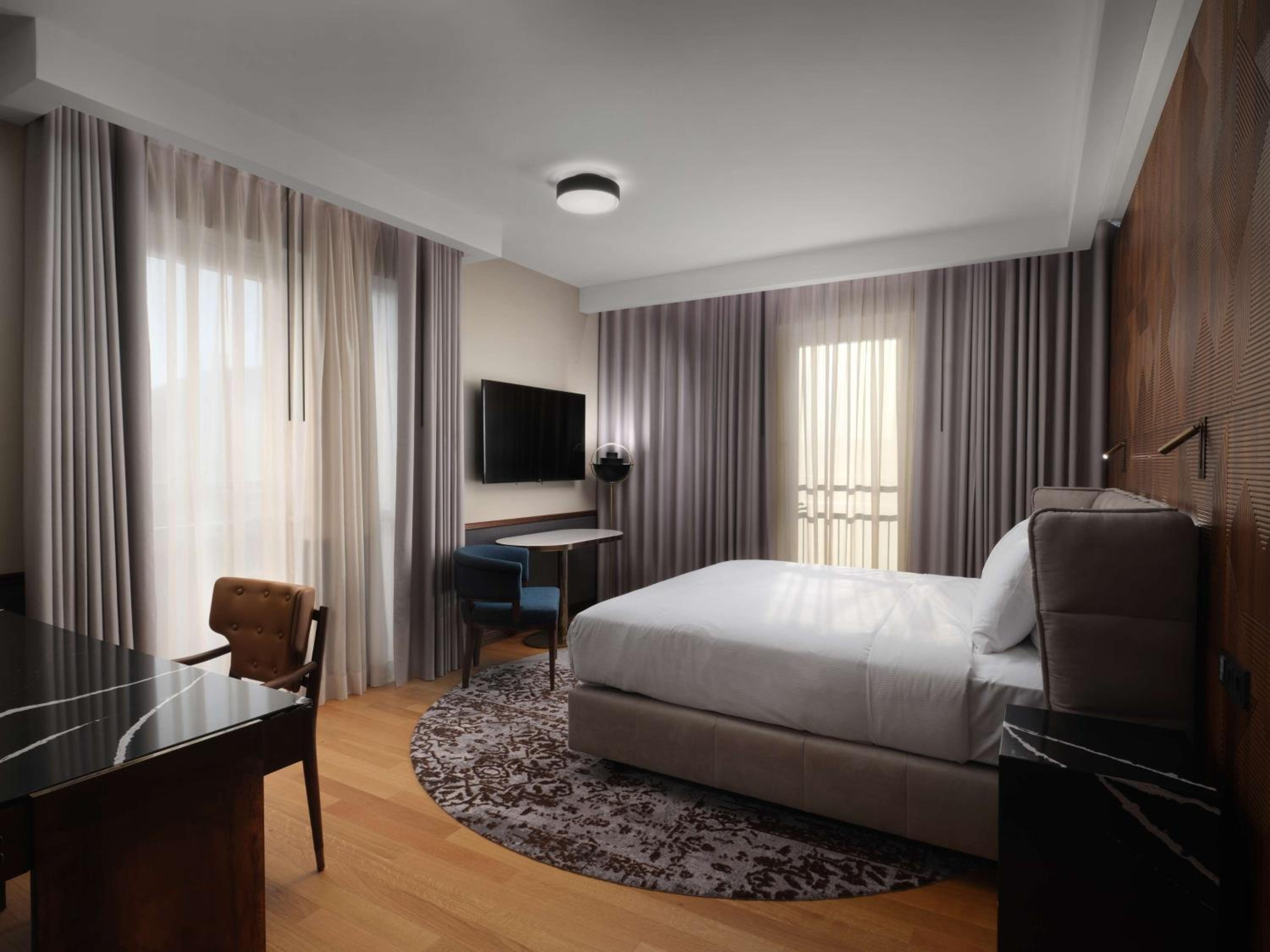 King Junior Suite with Spa Access - Photo 3