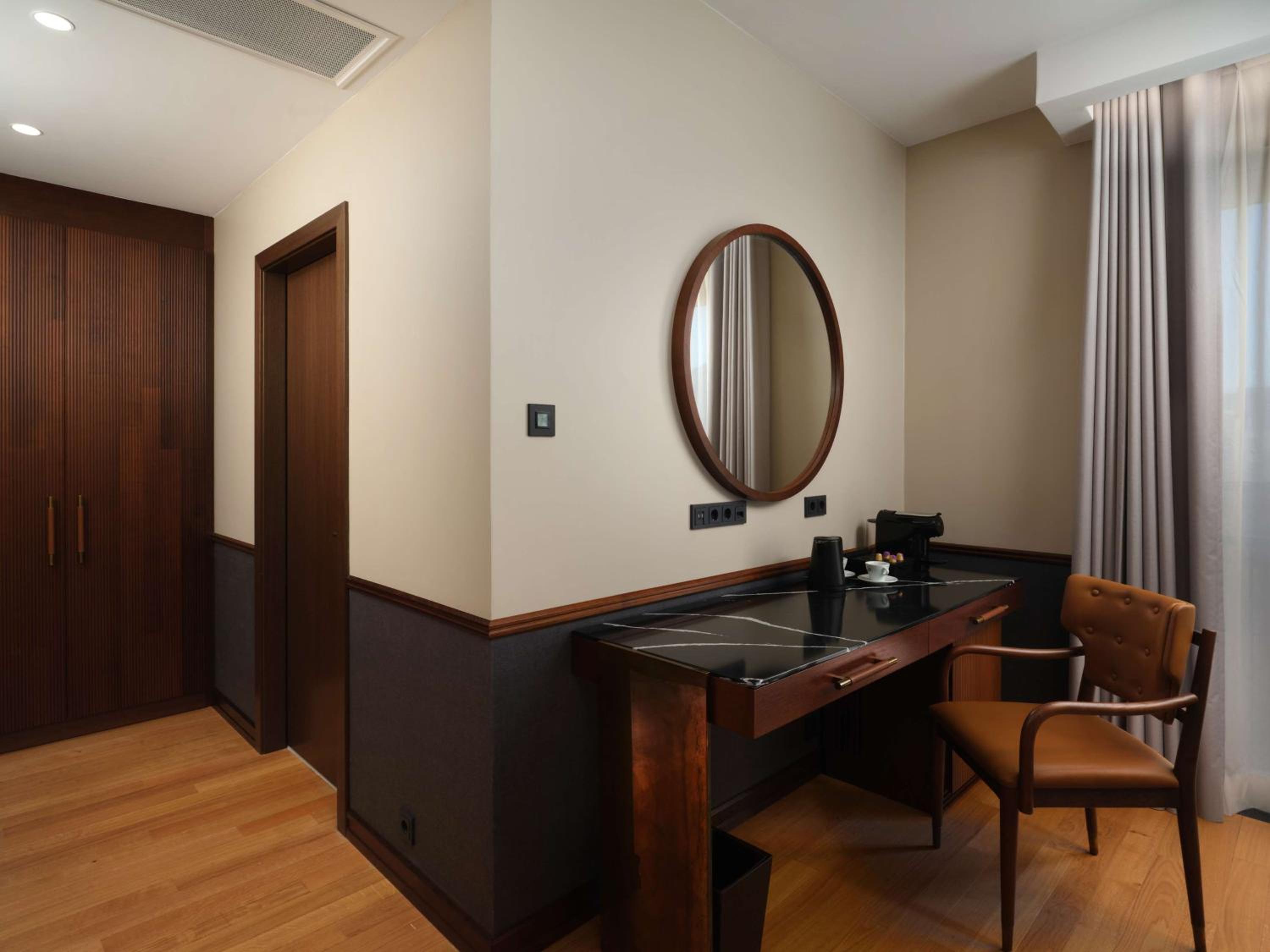 Deluxe King Room - Photo 3