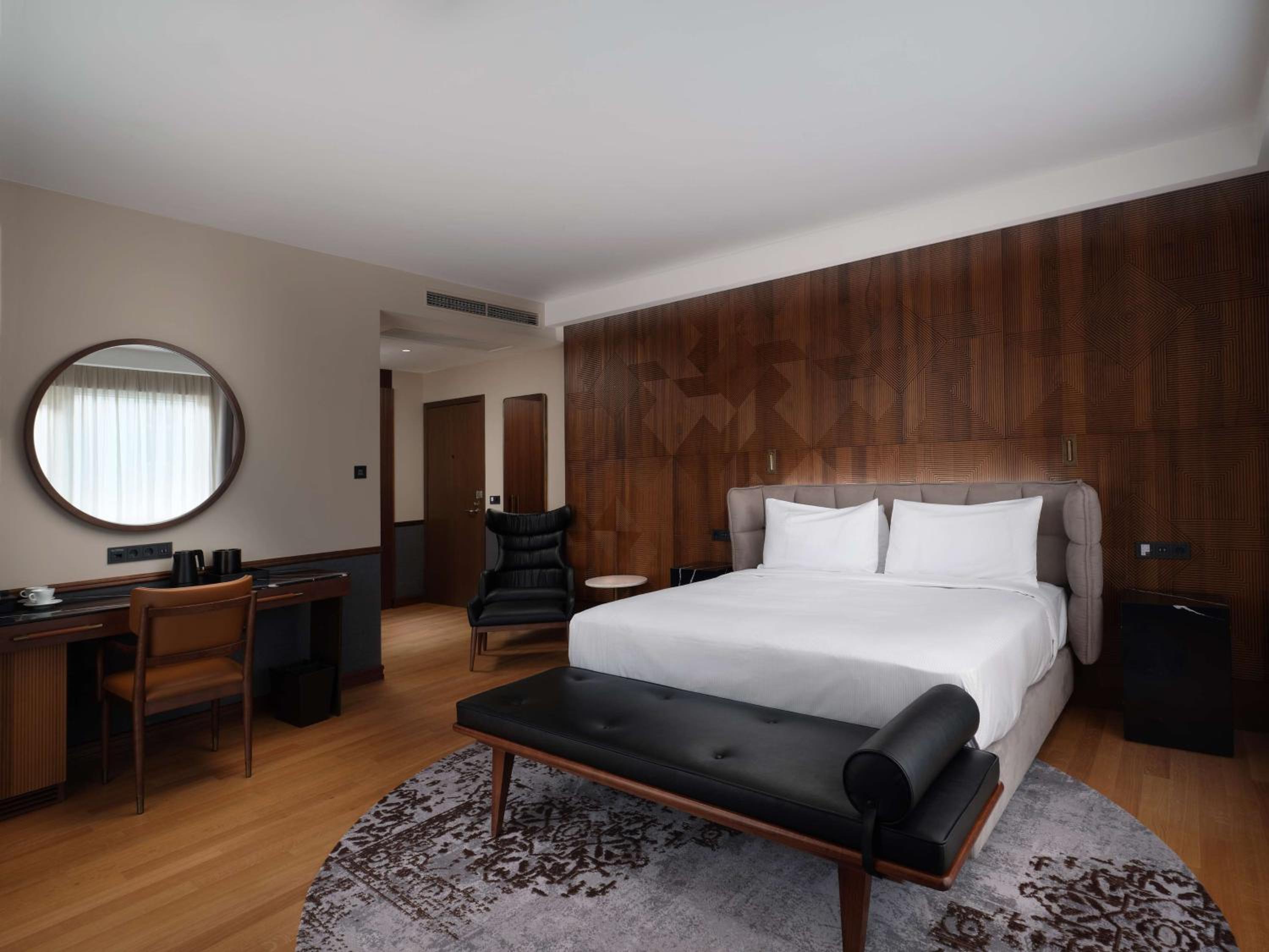 King Junior Suite with Spa Access - Photo 4