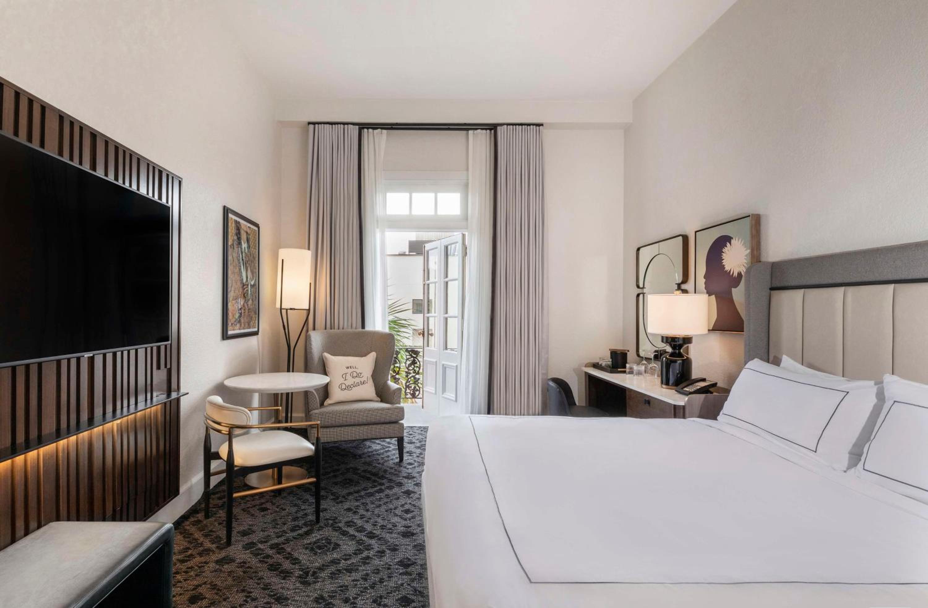 King Room with Balcony - Photo 1