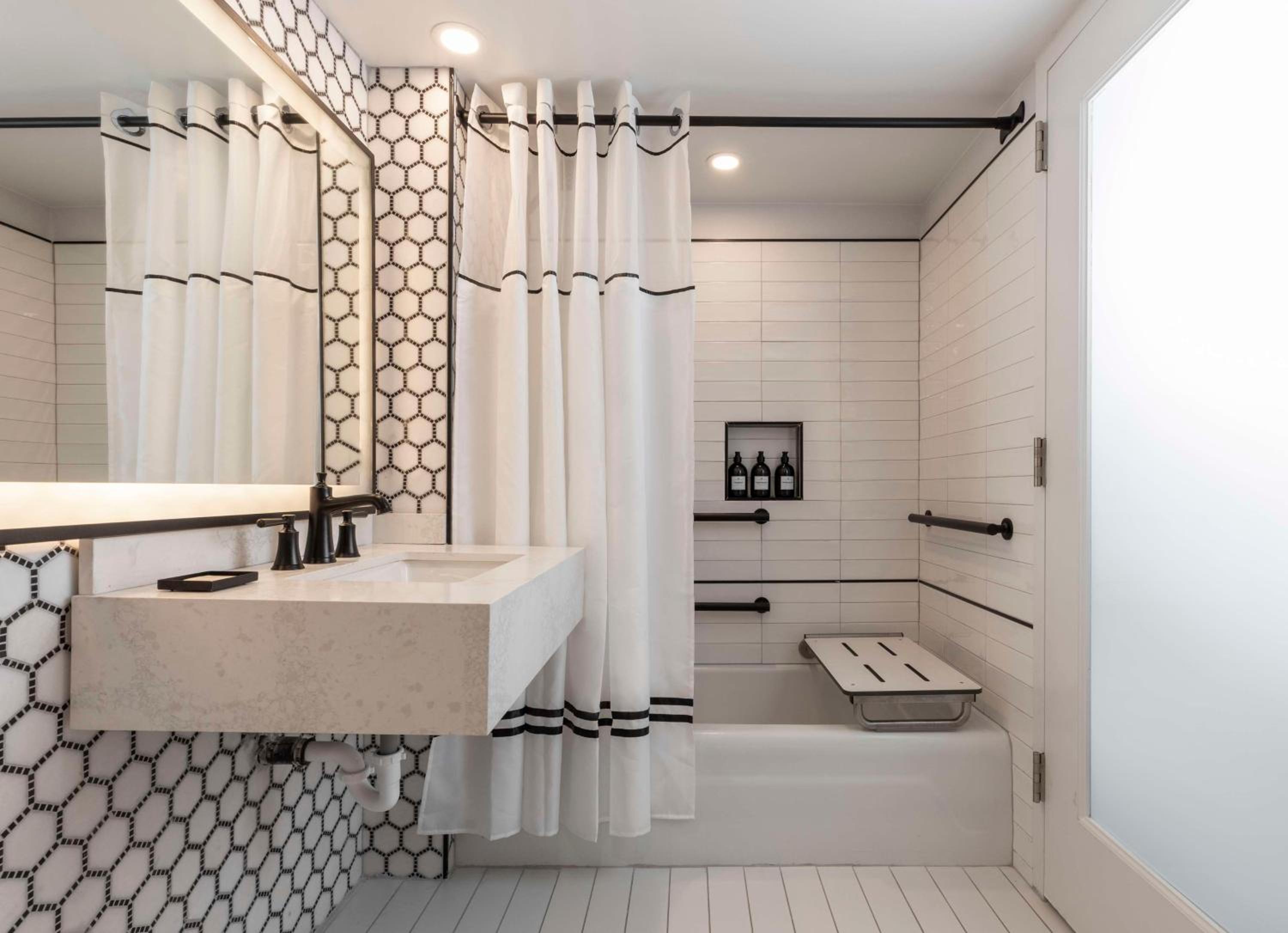 Deluxe King Room with City View - Mobility Accessible Tub - Photo 3