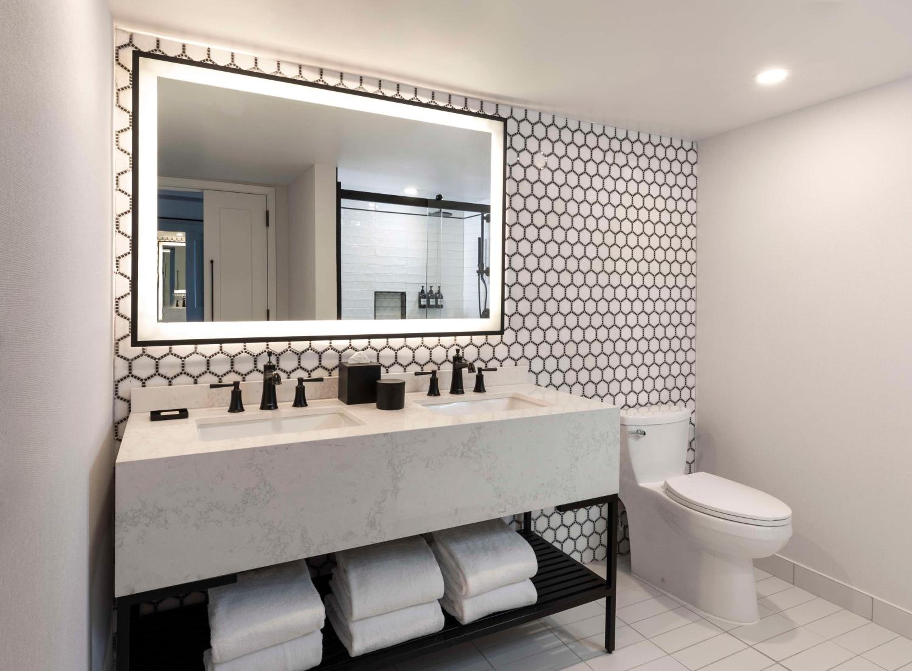 King Studio Suite with City View - Photo 5