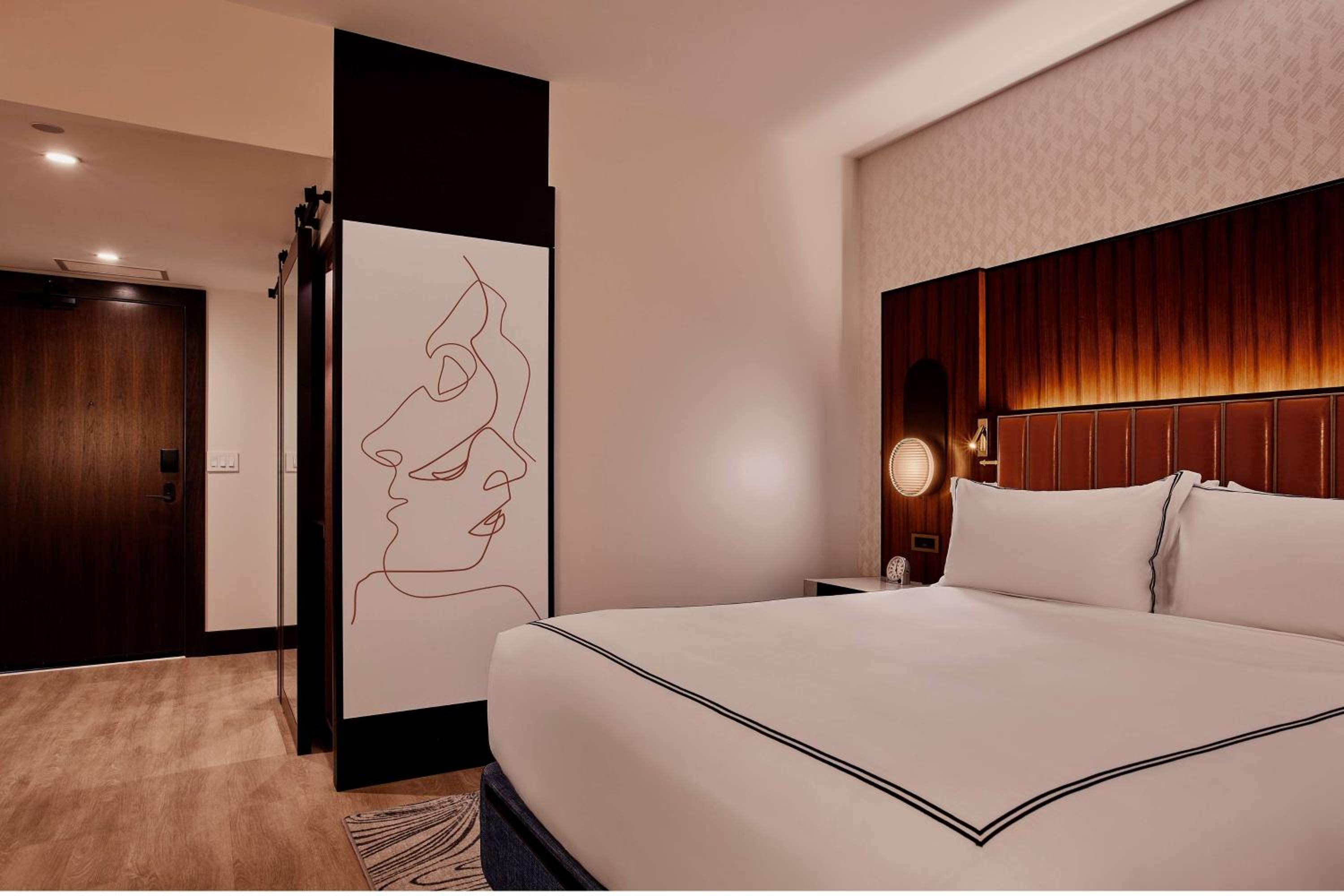 Deluxe Corner King Room - Photo 4