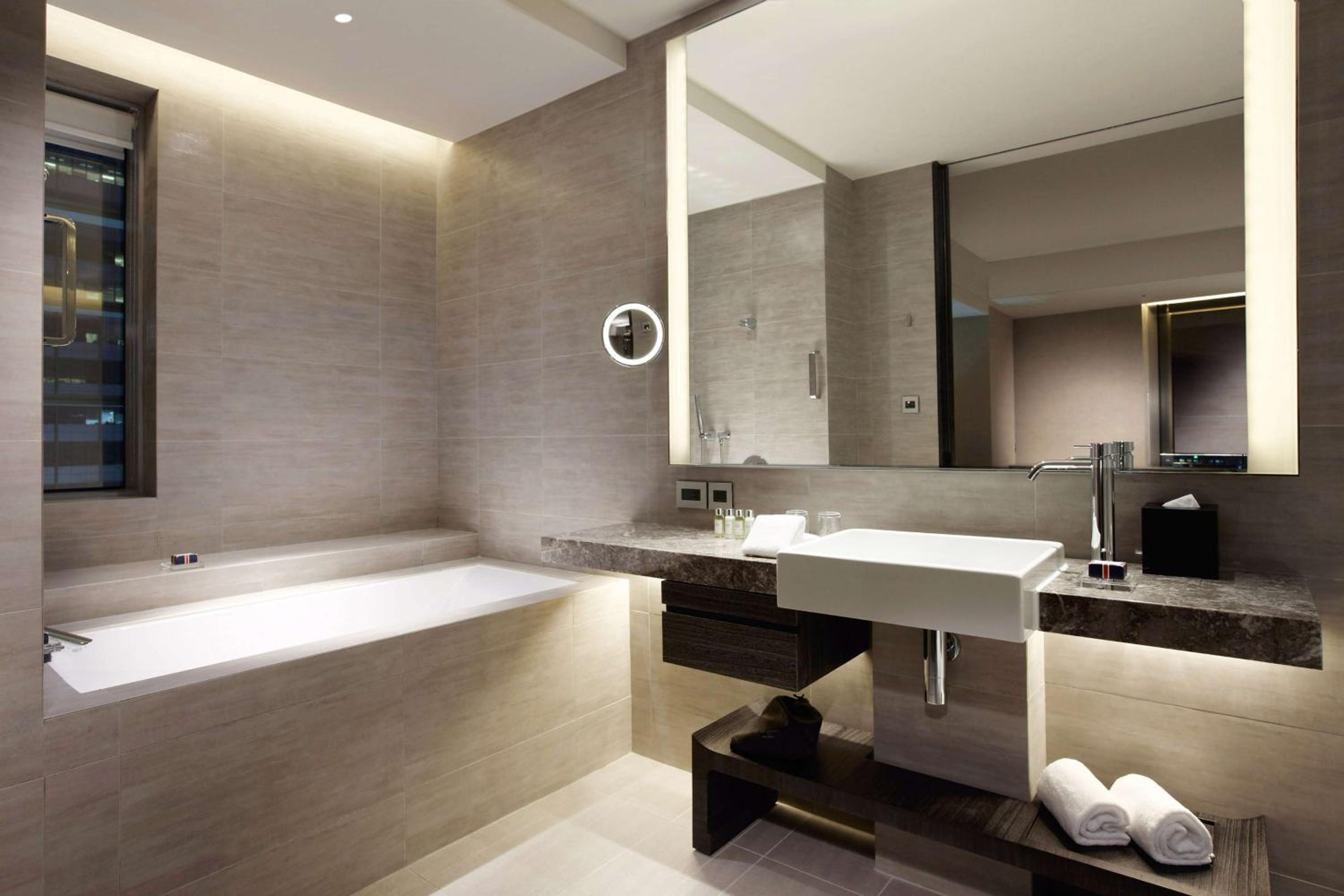 Premium King Room with Landmark View - Photo 7