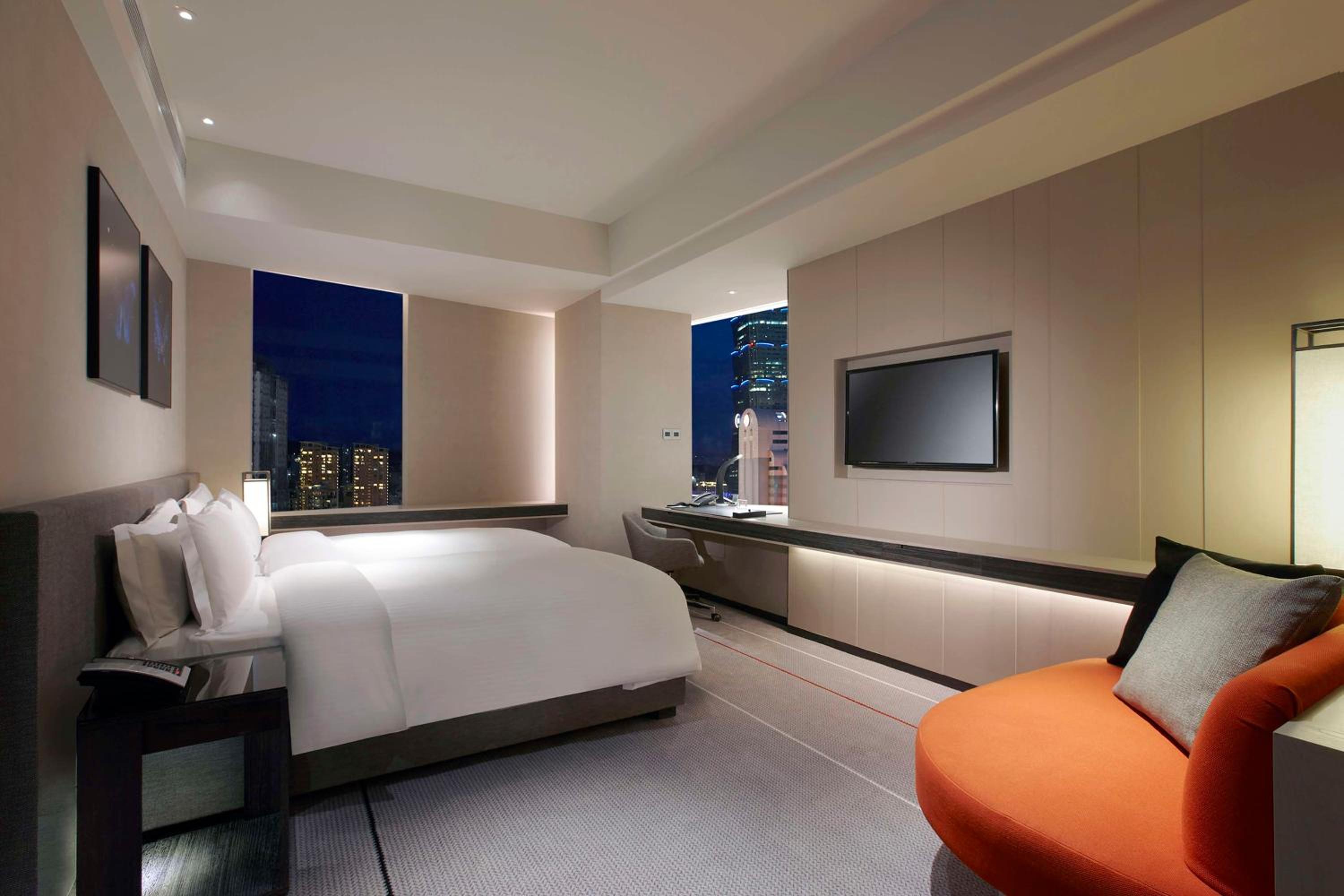 Premium King Room with Landmark View - Photo 3