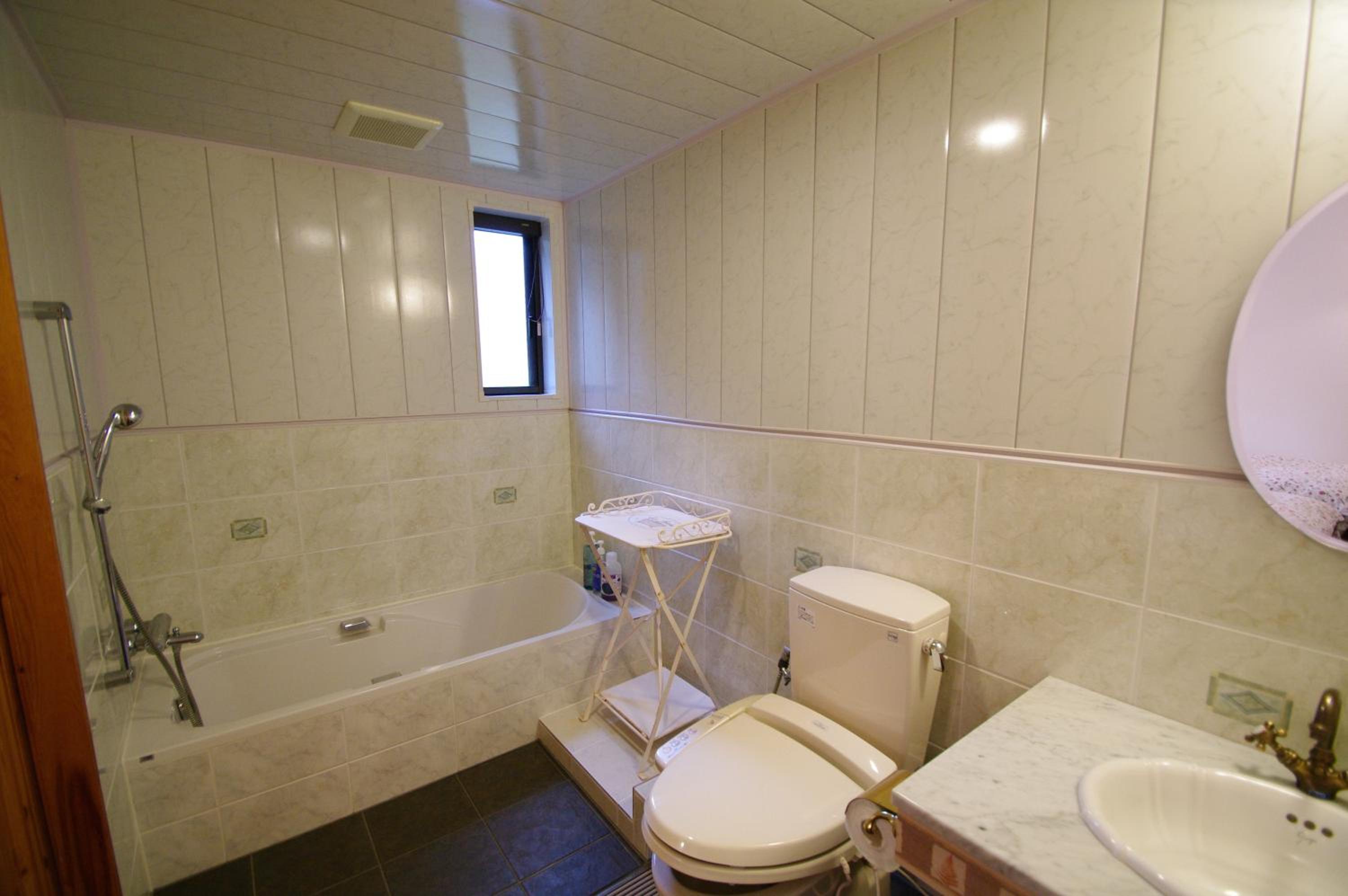 Twin Room with Private Bathroom photo 2