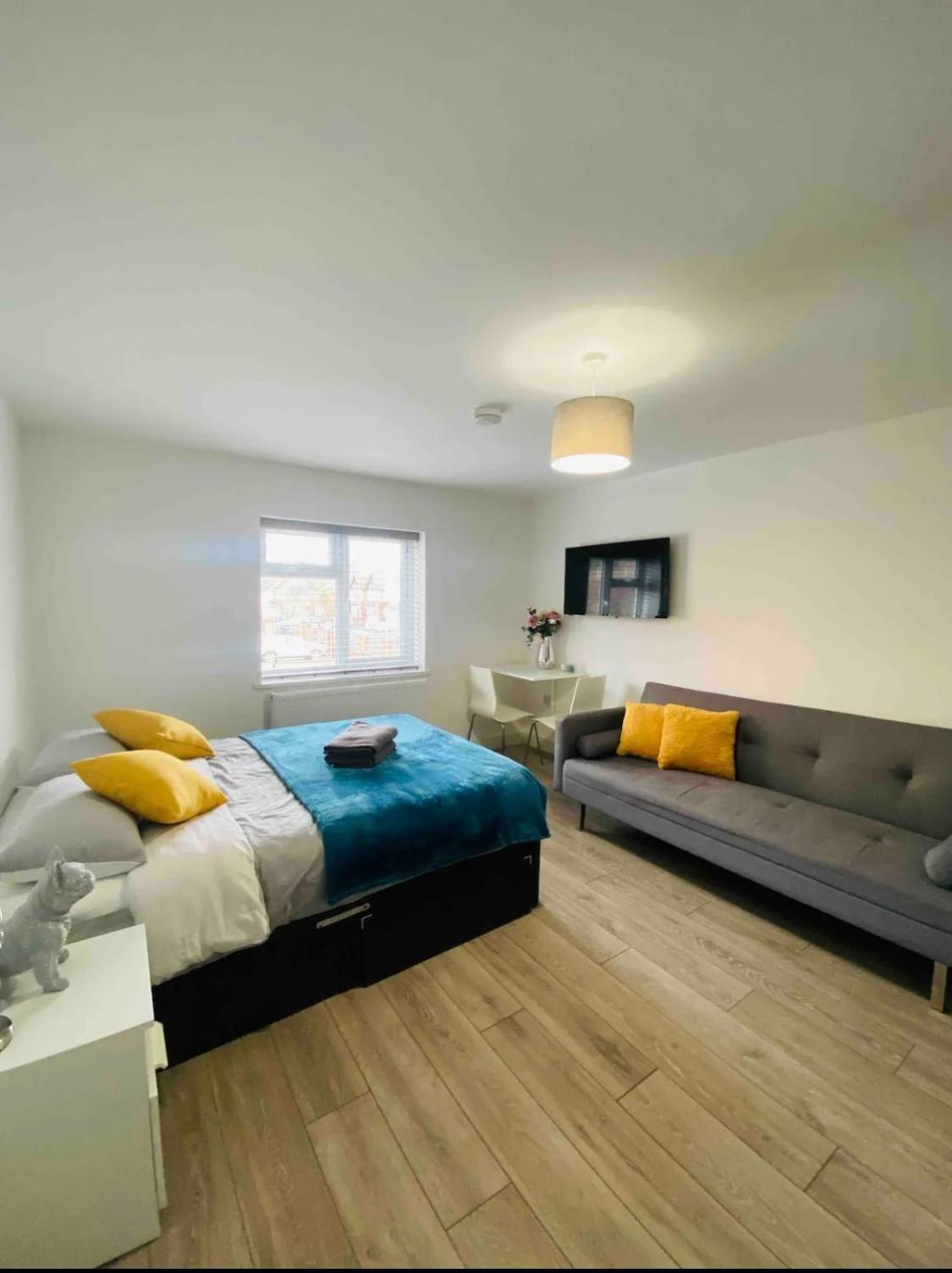 One-Bedroom Apartment photo 2