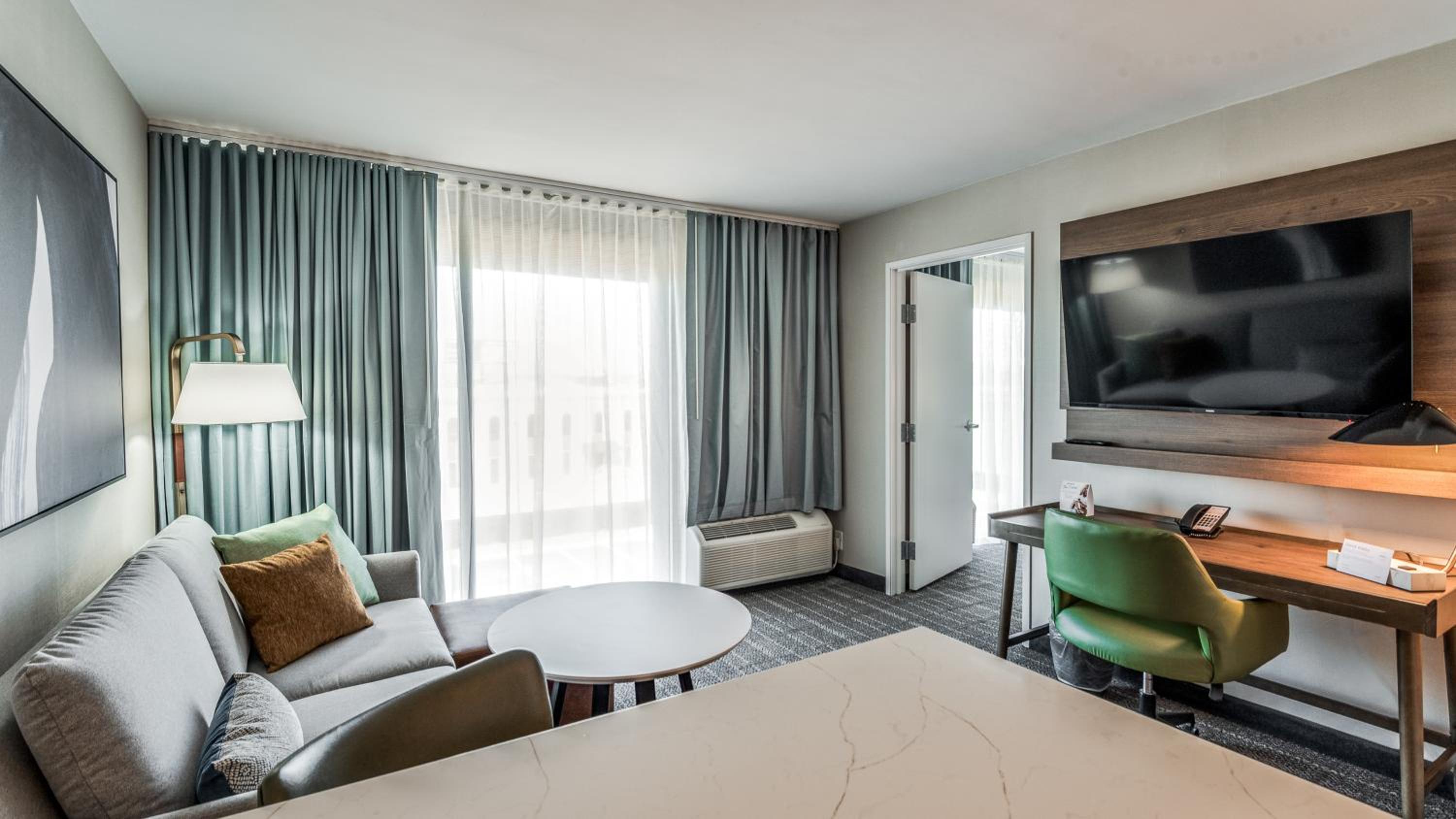 One-Bedroom Suite - Photo 7
