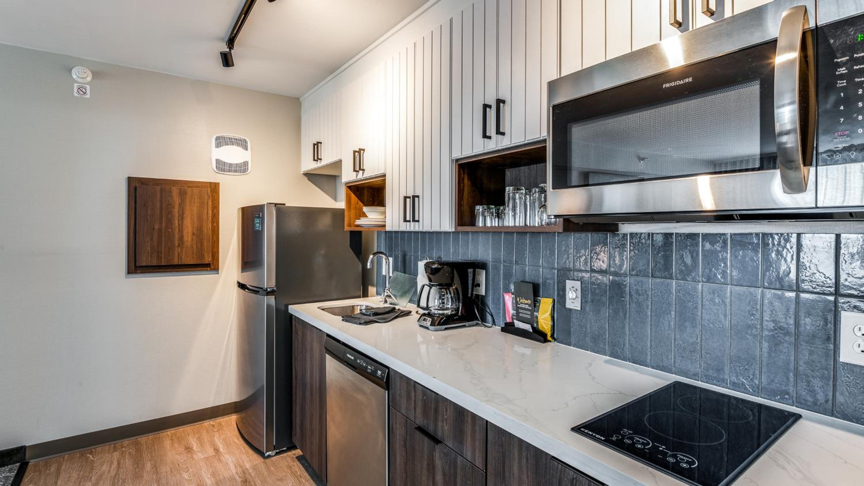 King Studio Suite - Photo 8