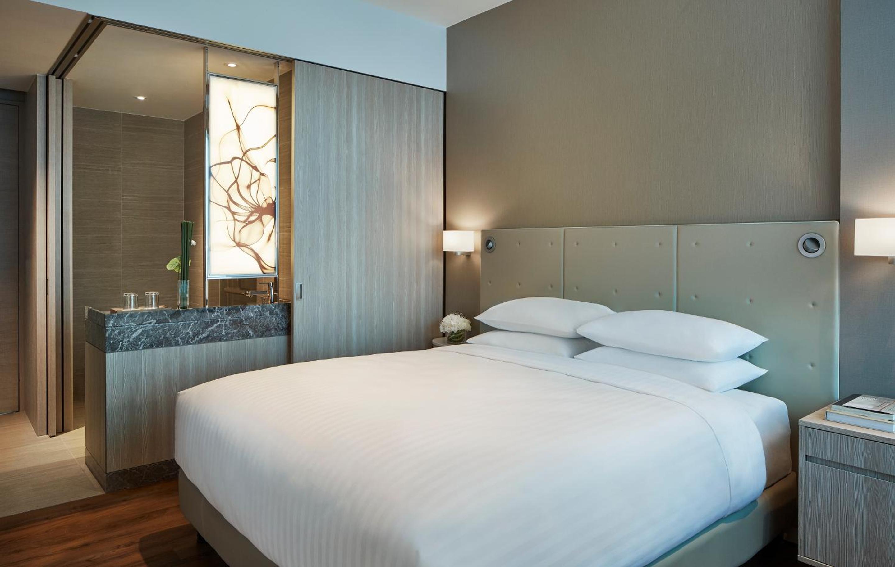 Premier Guest Room, 1 King, Skyline View, High Floor