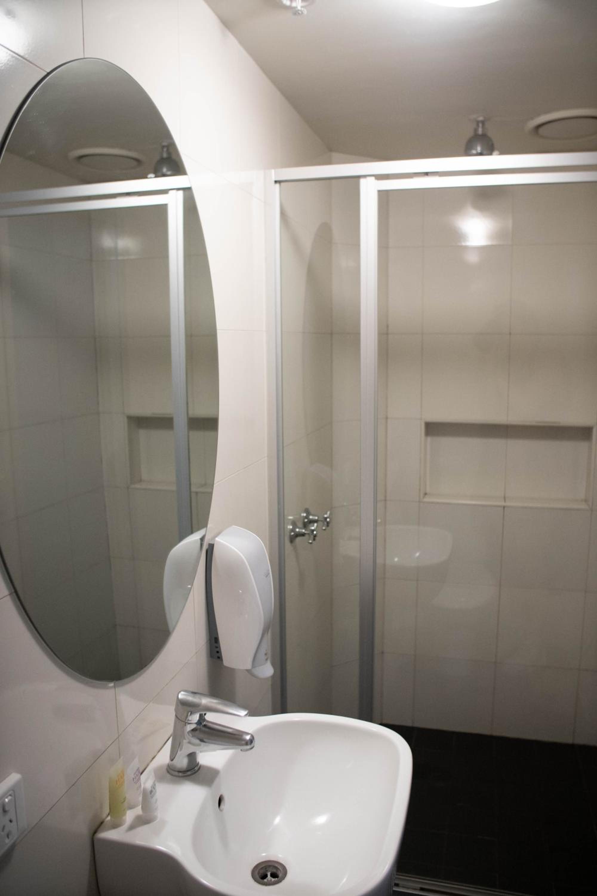 Double Room with Private Bathroom - Photo 8