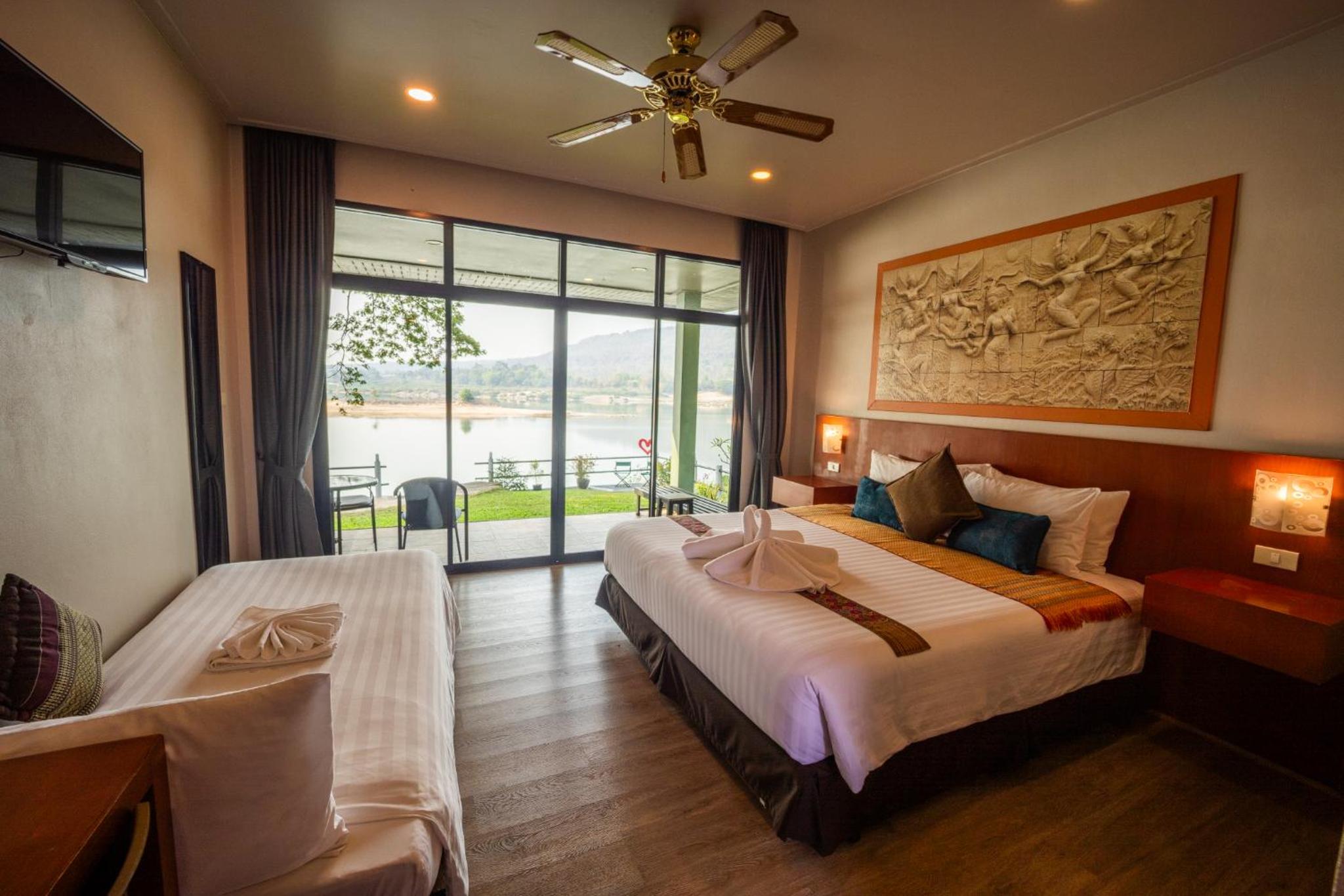 Deluxe Double Room (2 Adults + 1 Child)