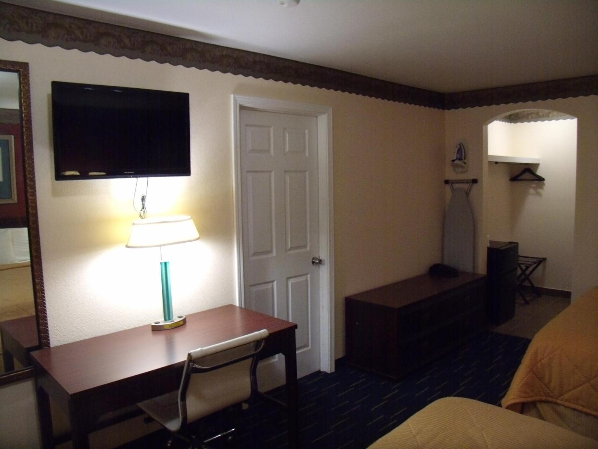 Queen Room with Two Queen Beds with Kitchenette photo 1