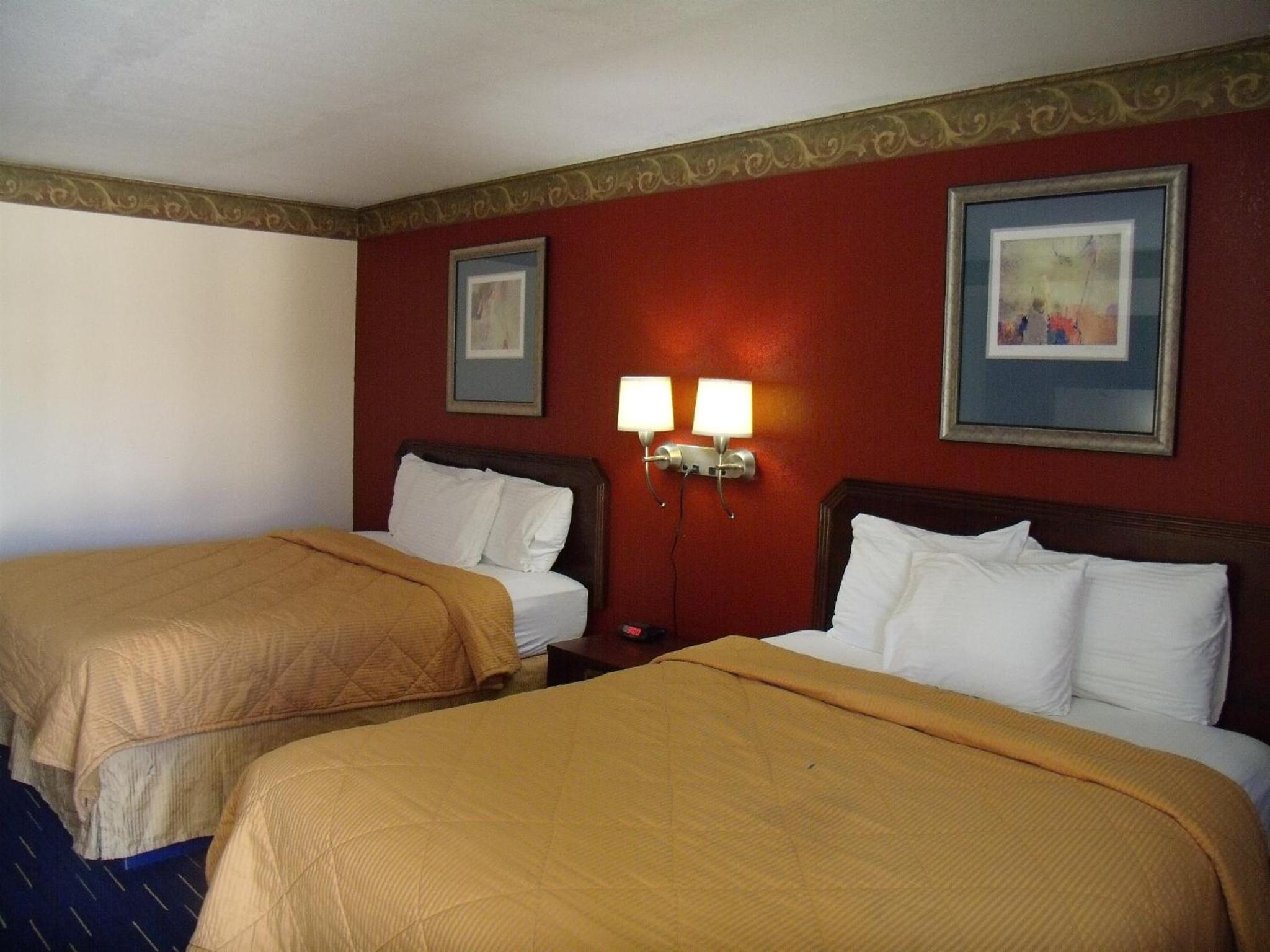 Queen Room with Two Queen Beds with Kitchenette photo 3