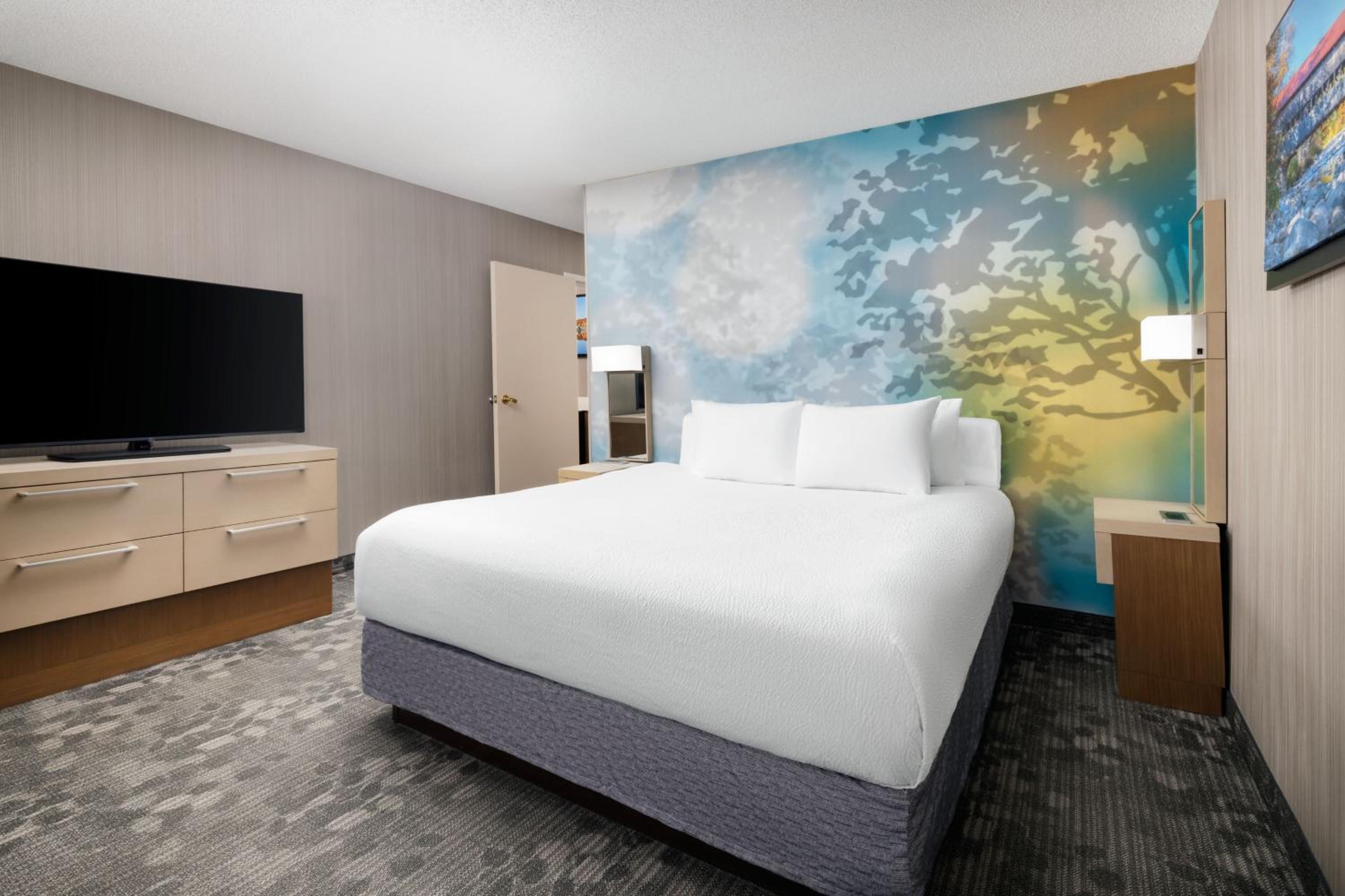 1 Bedroom 2 room Suite, 1 King, Sofa bed - Photo 2