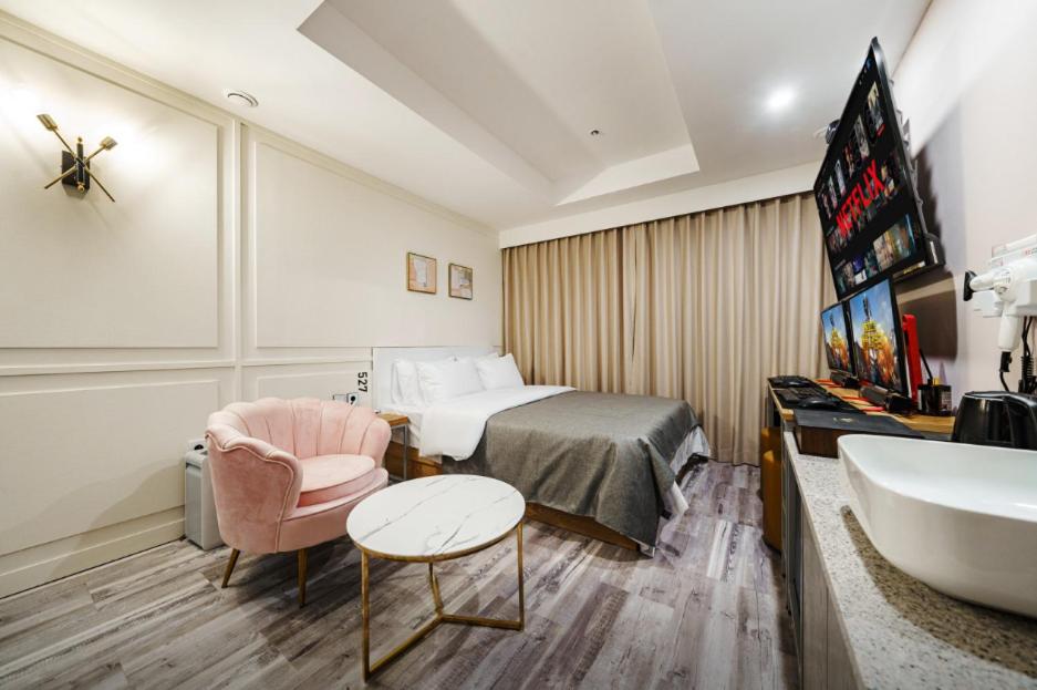 Deluxe Double Room - Photo 10
