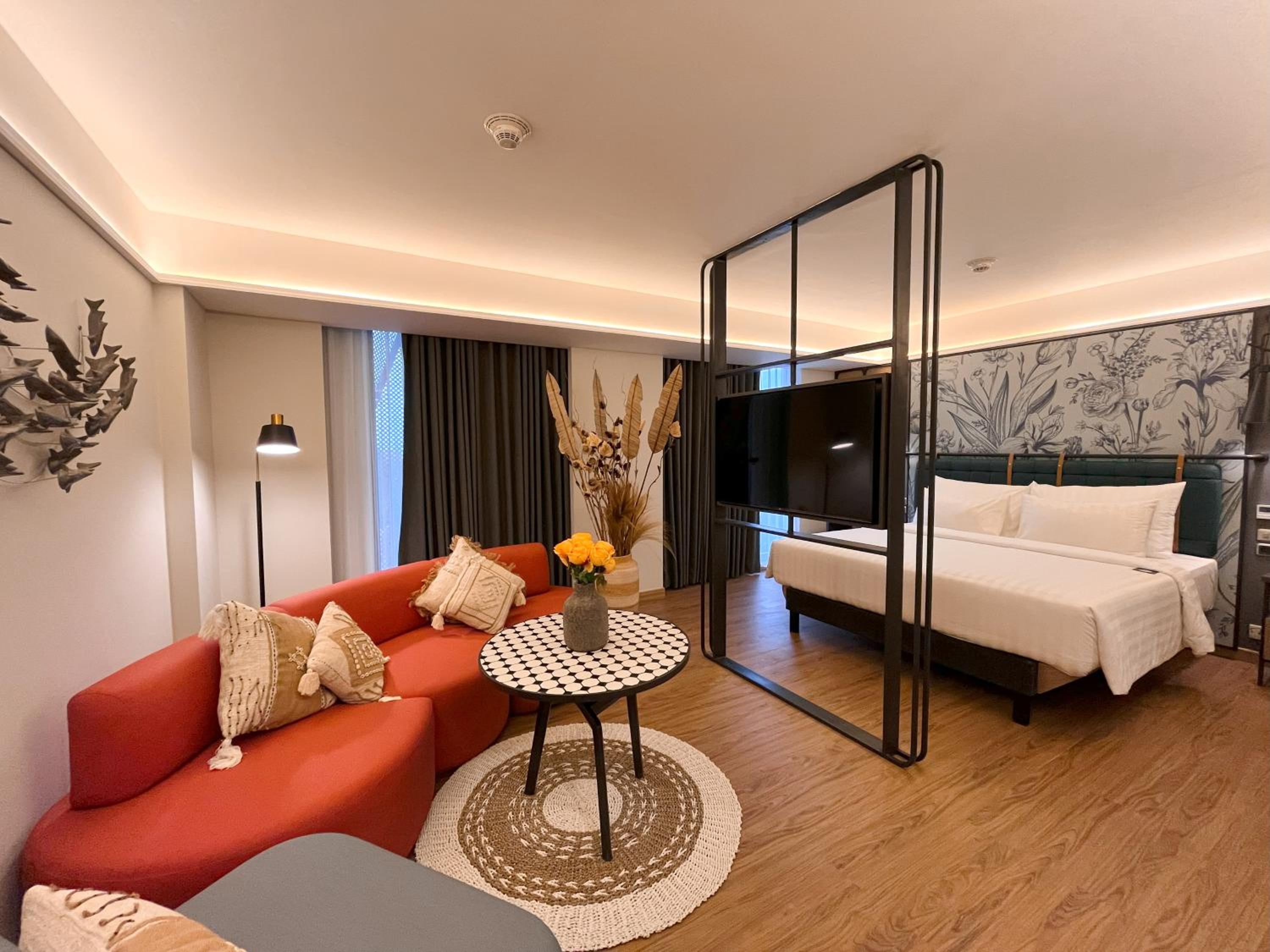 Suite - Photo 1