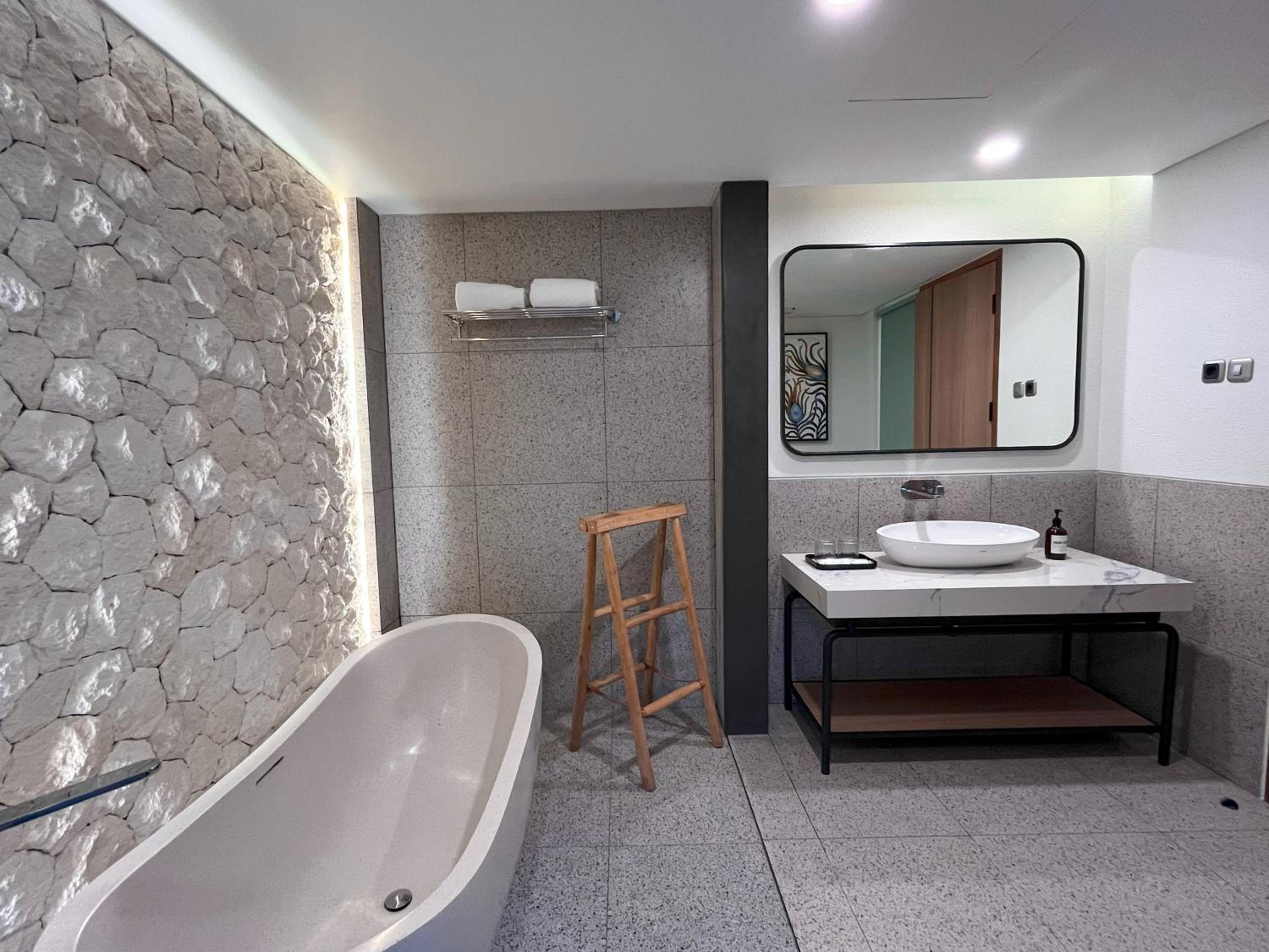 Suite - Photo 6