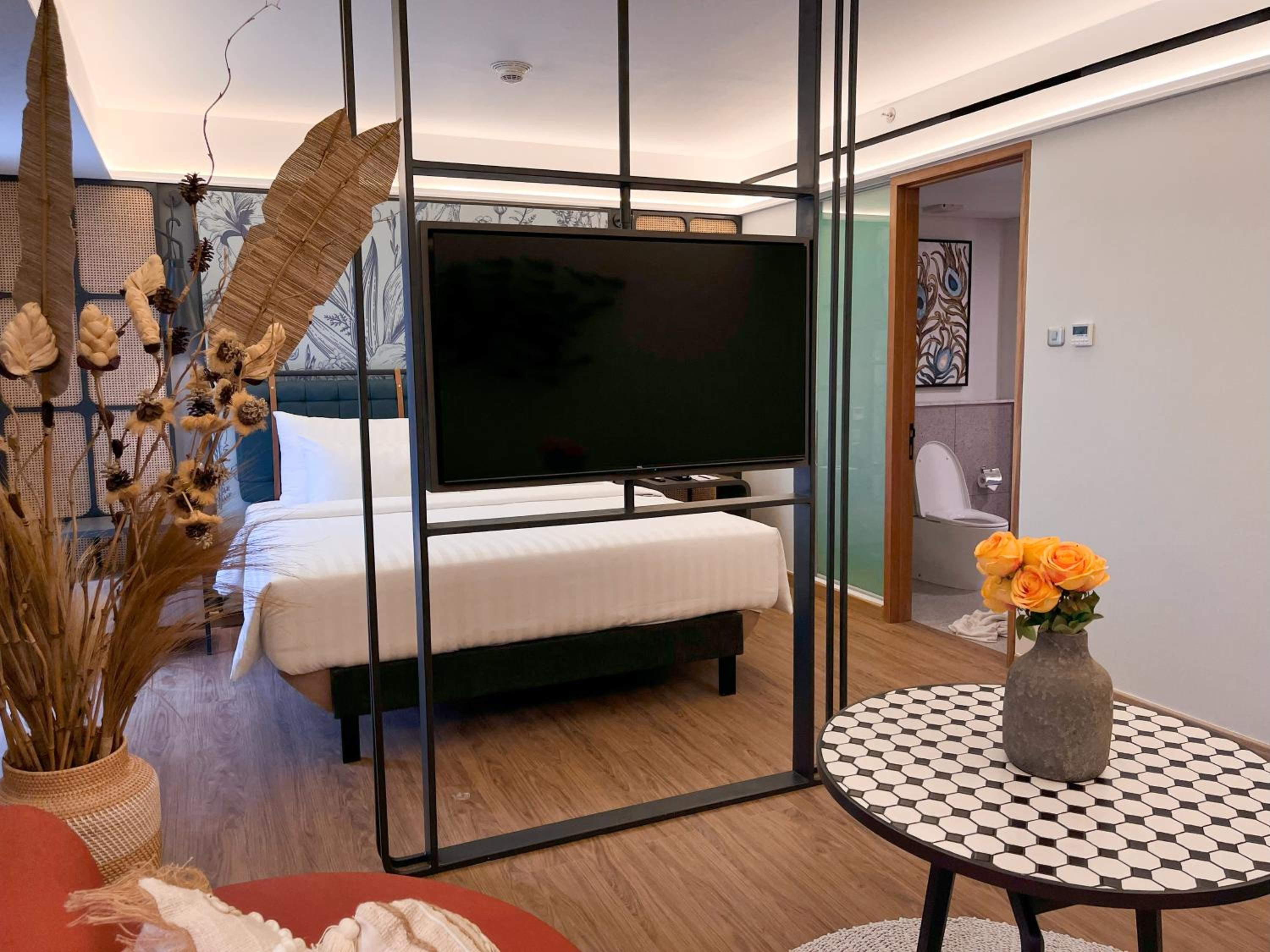 Suite - Photo 11