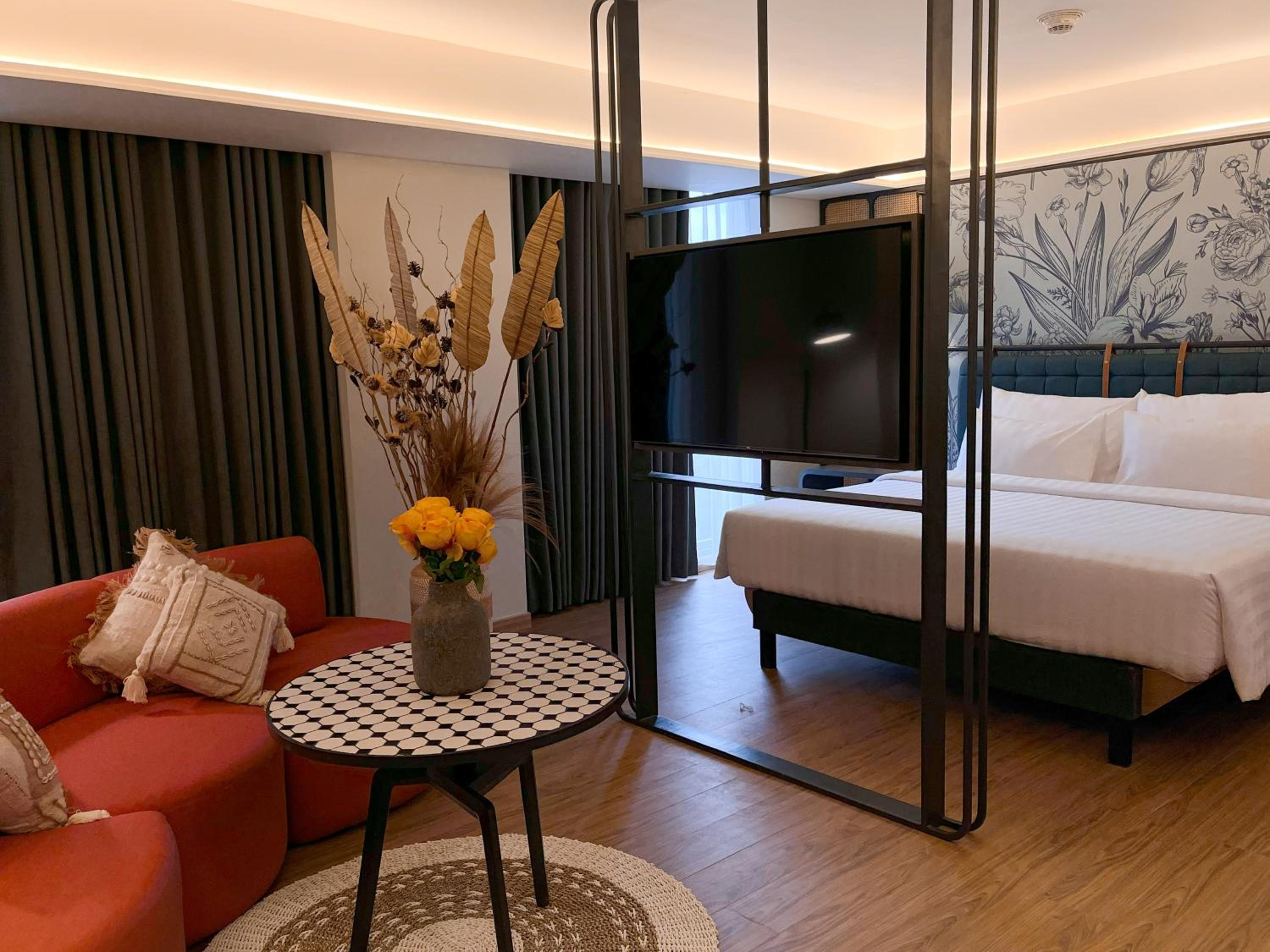 Suite - Photo 13