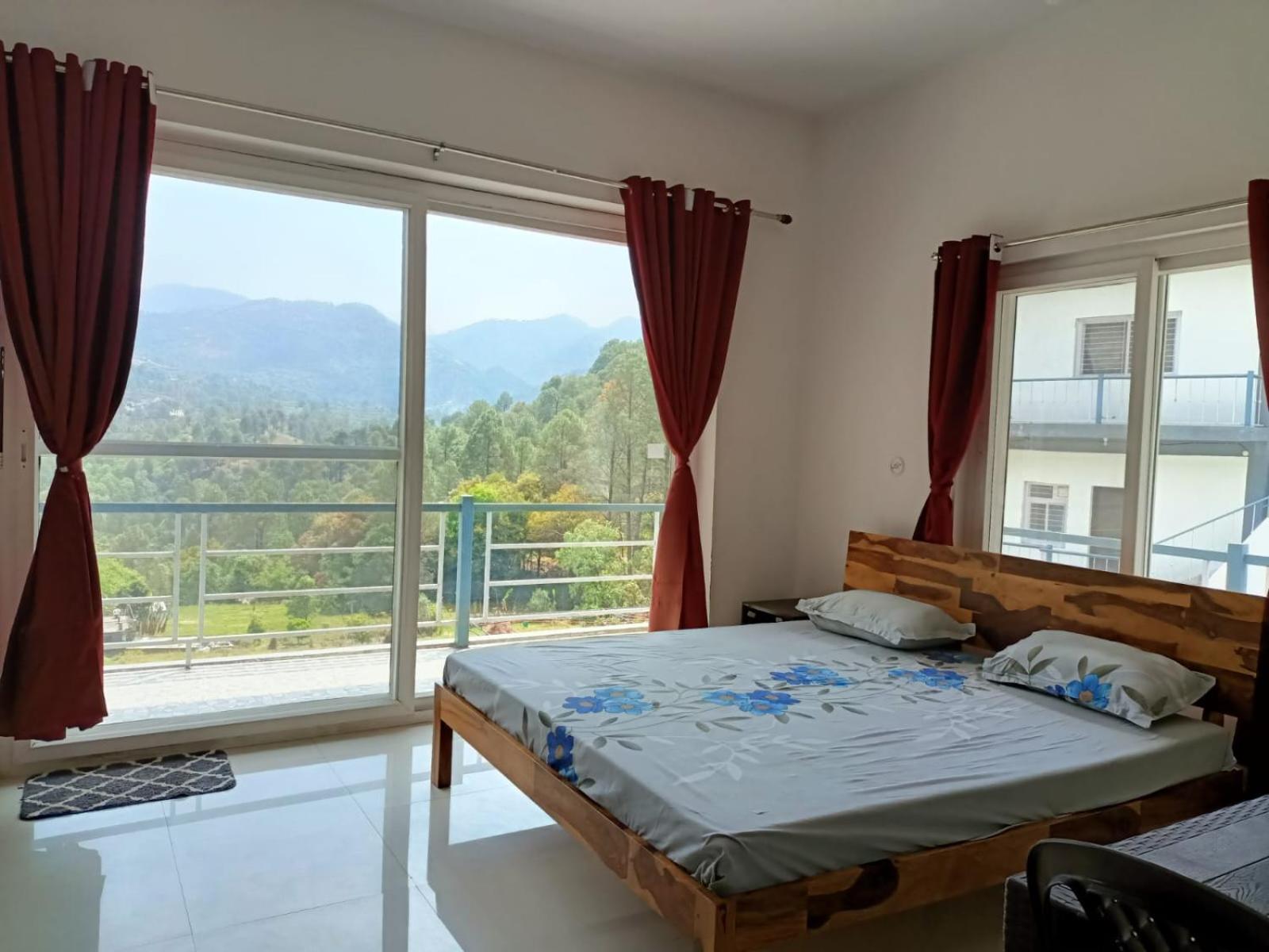 Deluxe Double Room with Balcony photo 1