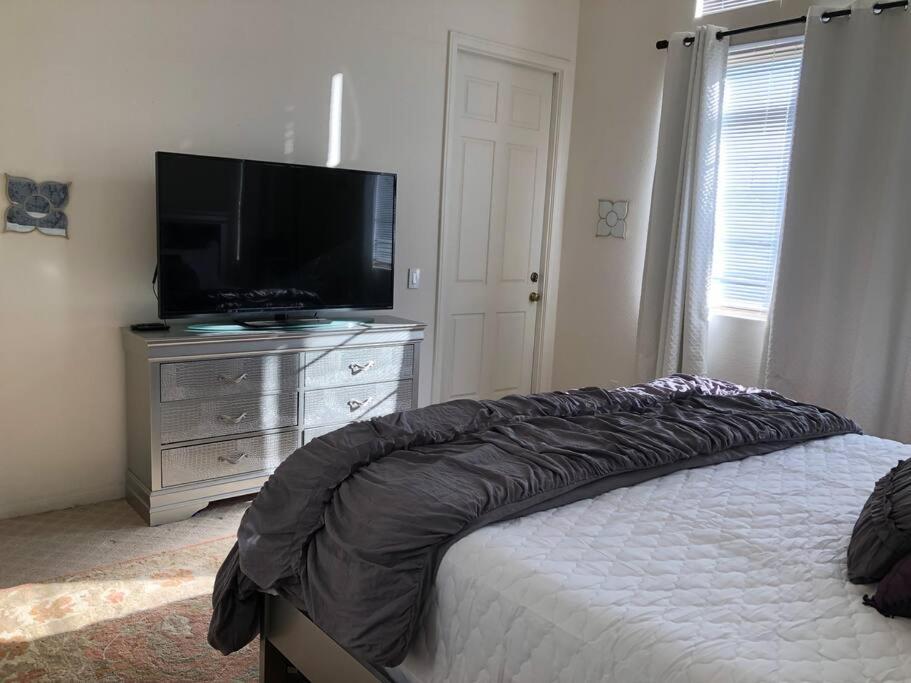 Three-Bedroom House photo 3
