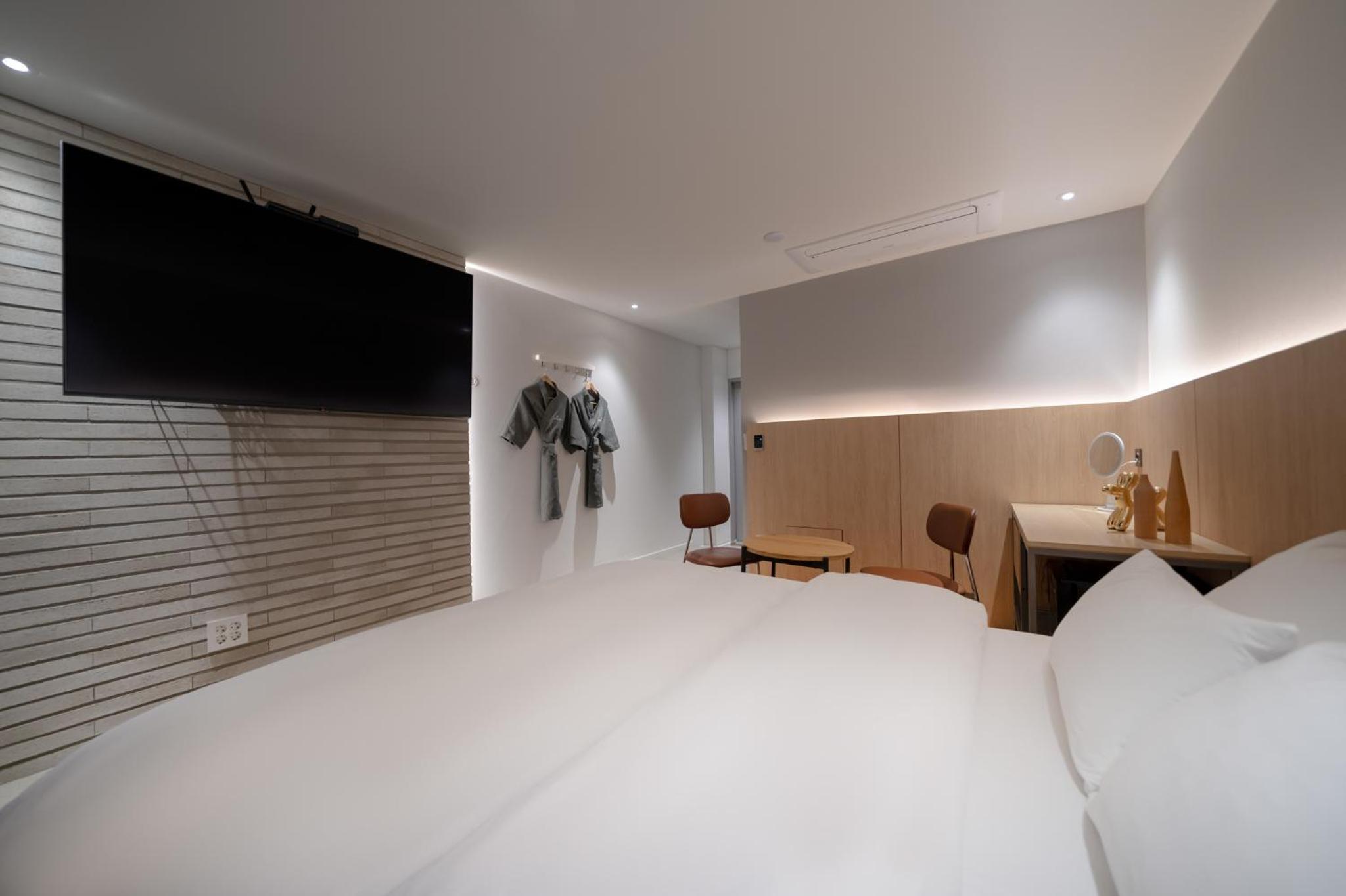 Standard Double Room - Photo 7
