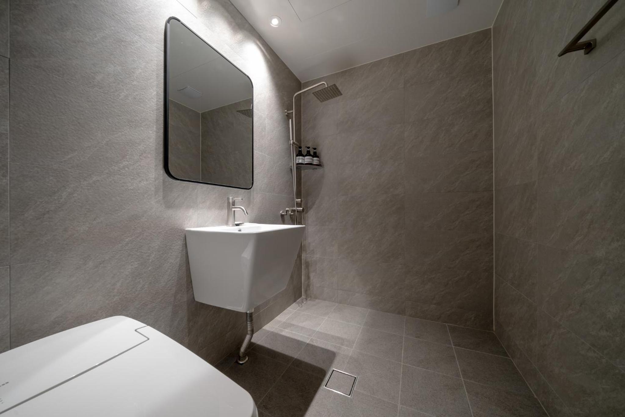 Standard Double Room - Photo 9