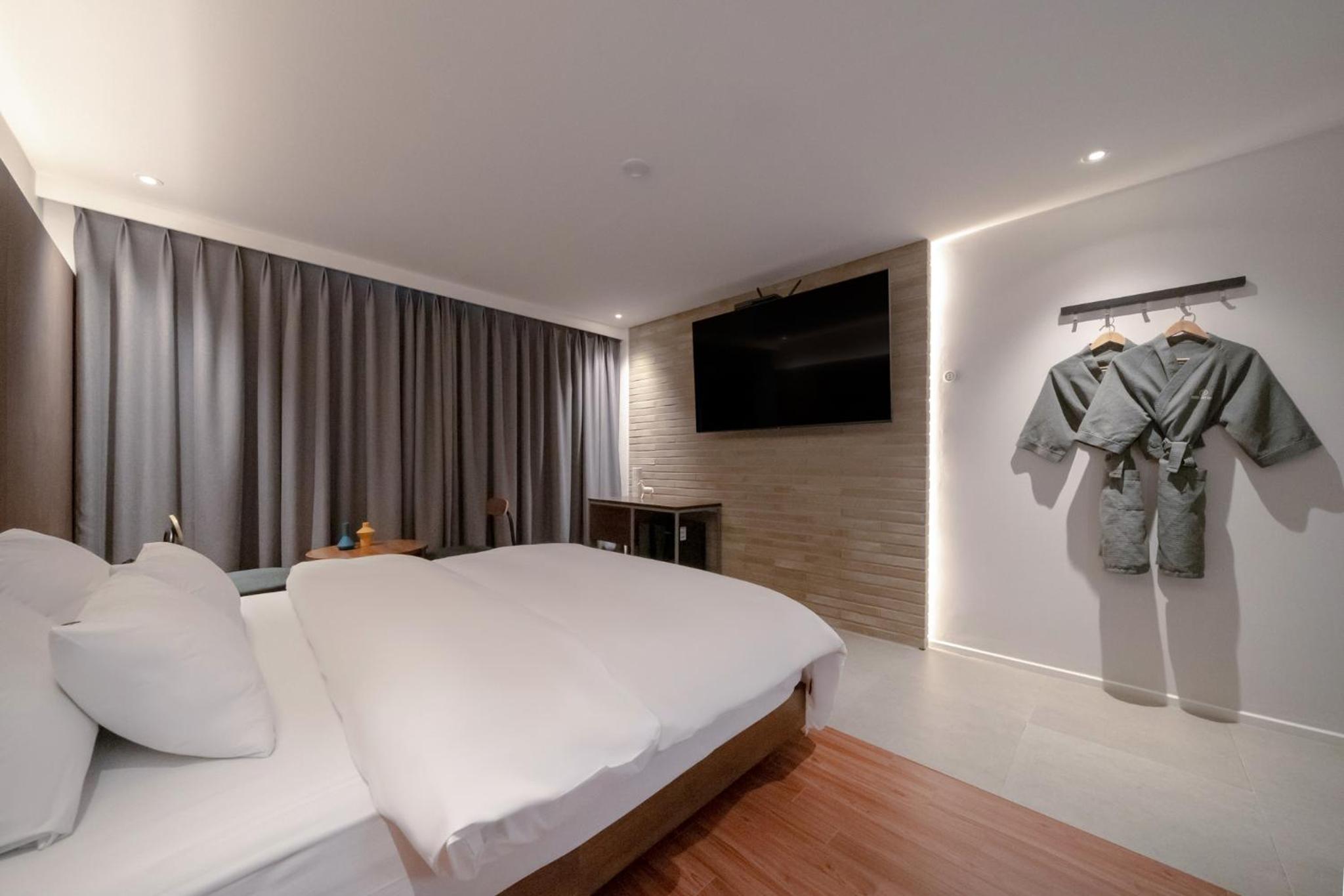 Deluxe Double Room - Photo 8