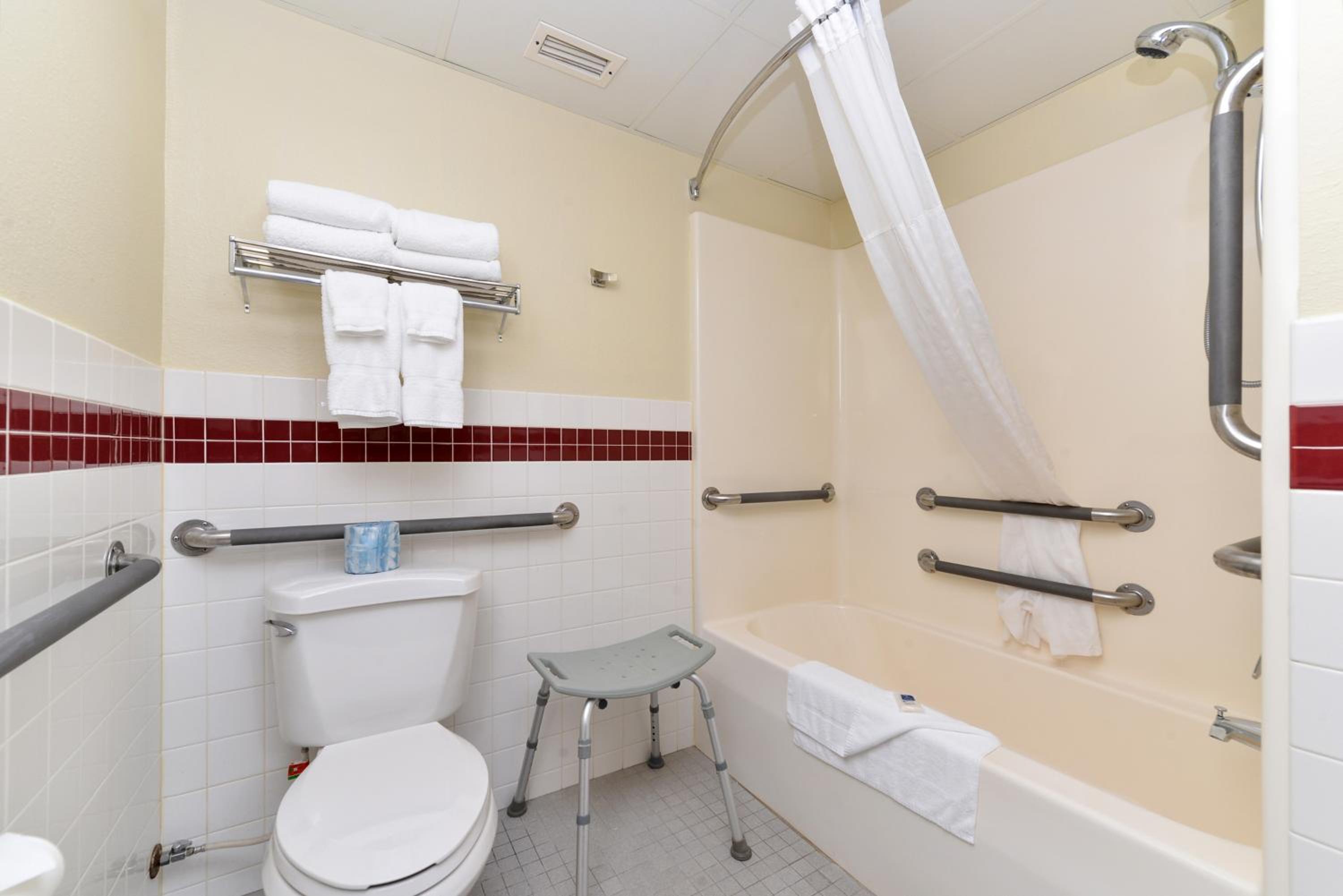 Queen Room with Two Queen Beds and Roll-In Shower - Mobility Accessible/Non-Smoking - Photo 2